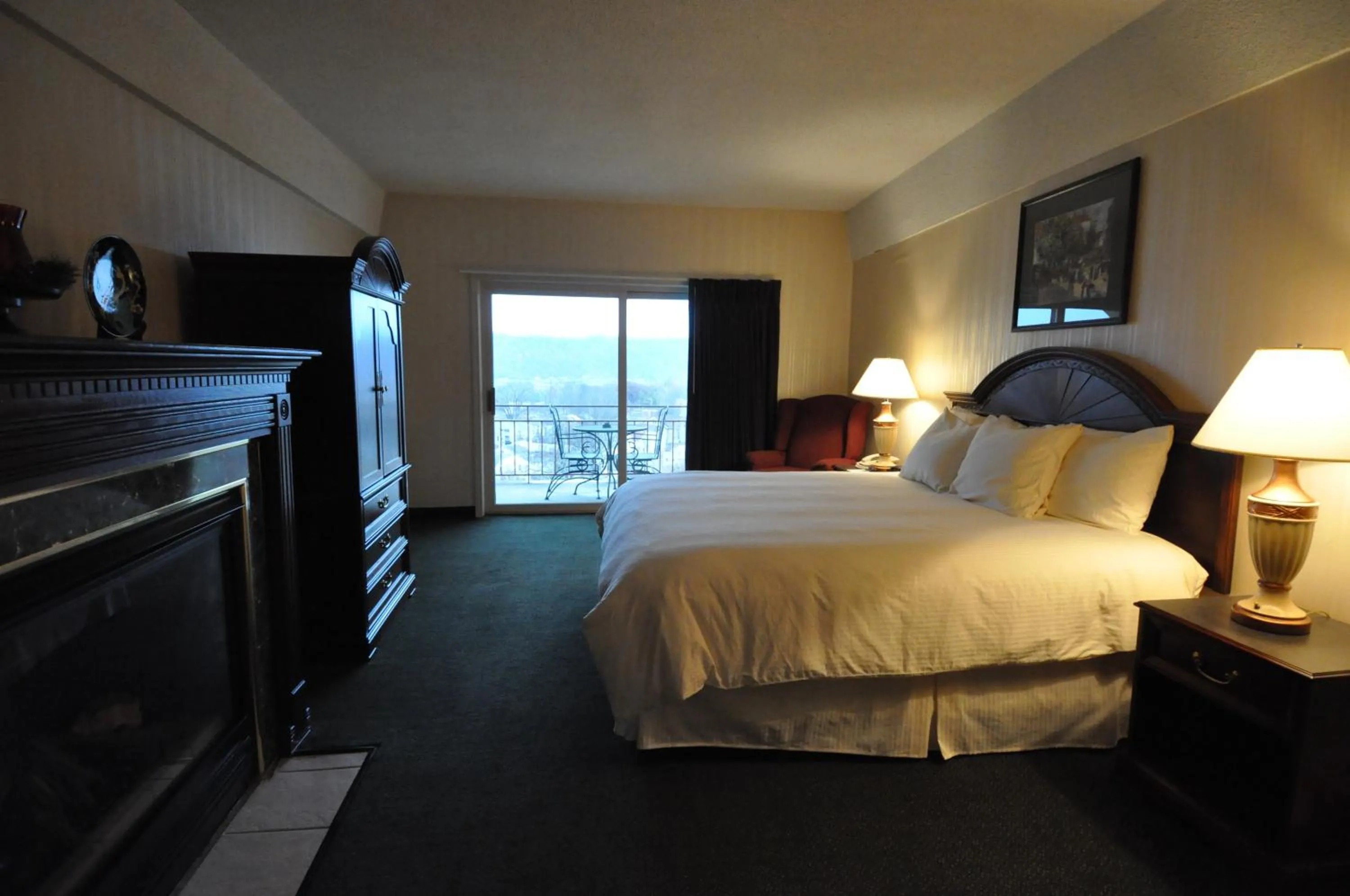 Photo of the whole room, Bed in Hillside Inn