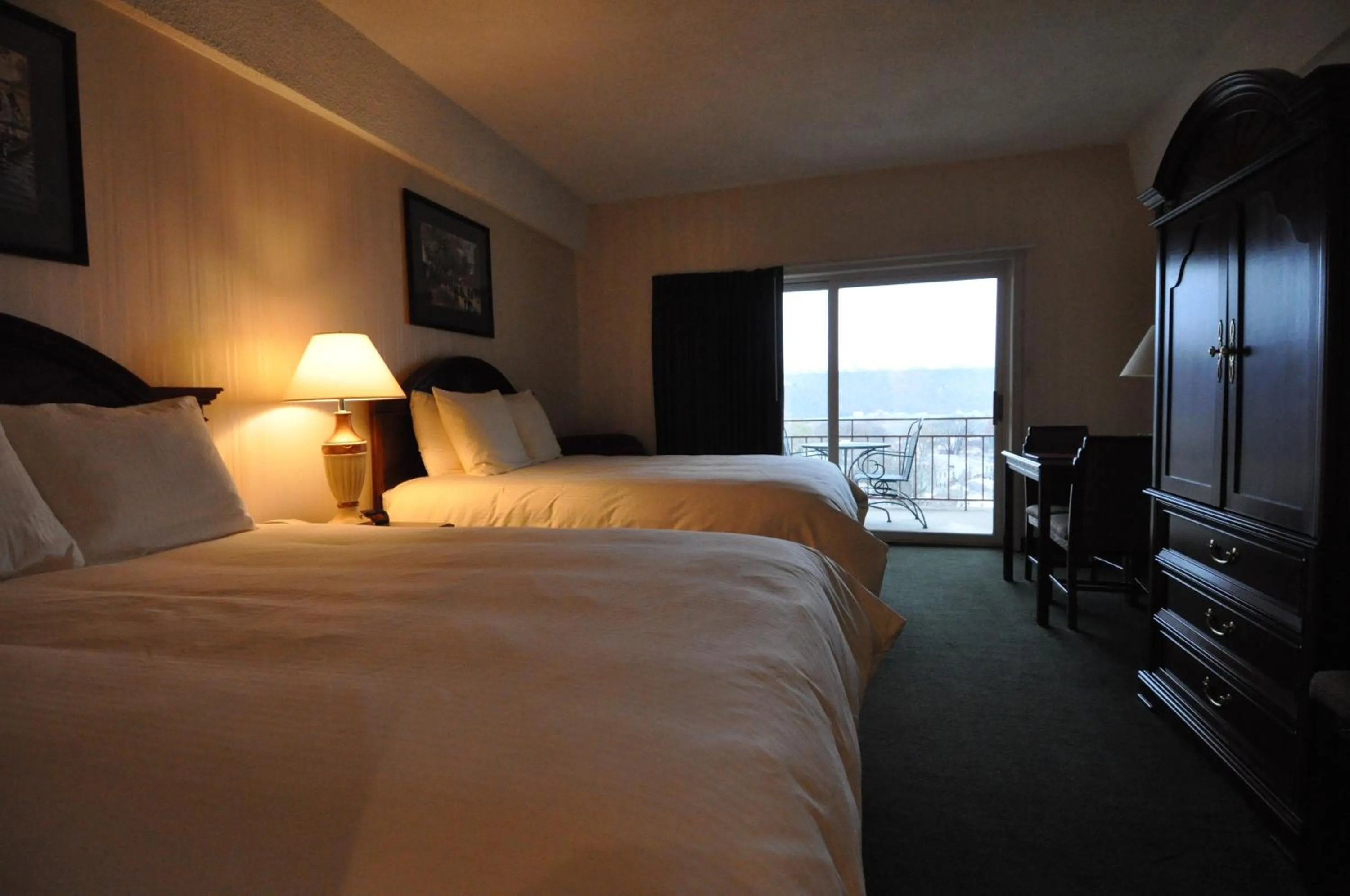 Bedroom, Bed in Hillside Inn