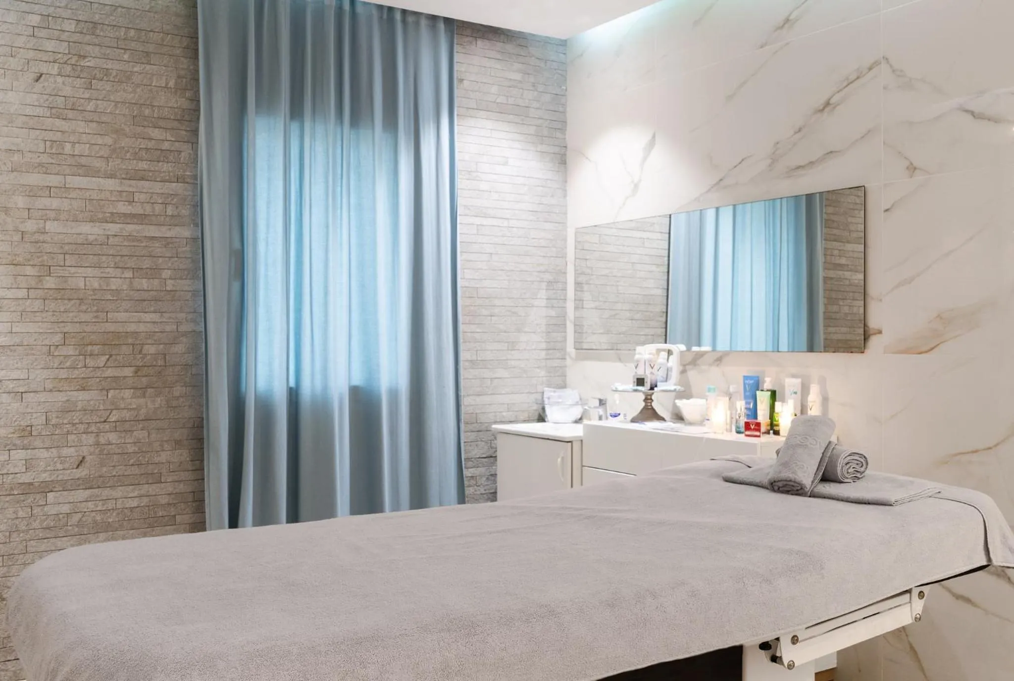 Bed in Vichy Thermalia Spa Hôtel