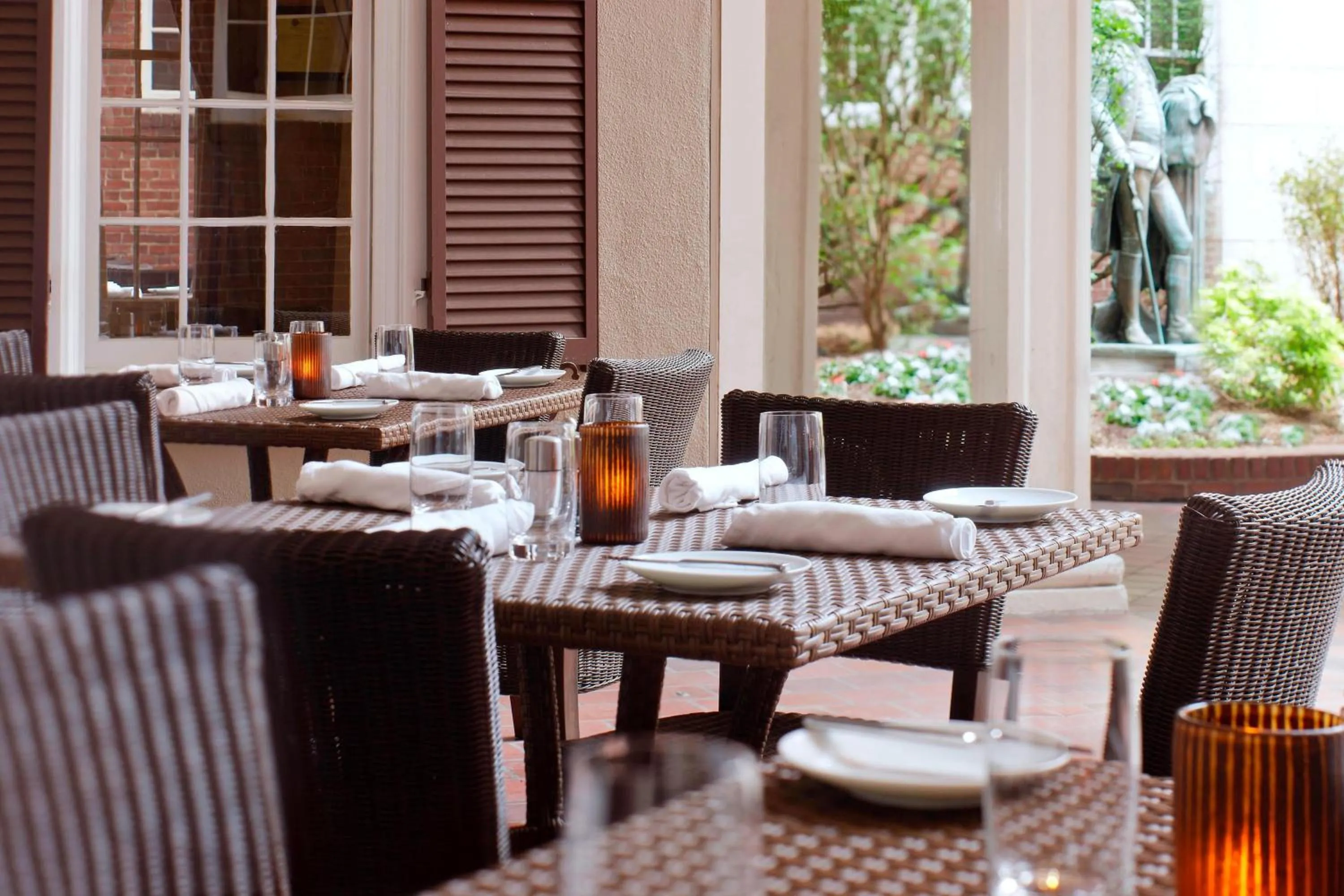 Restaurant/places to eat in Sheraton Commander Hotel