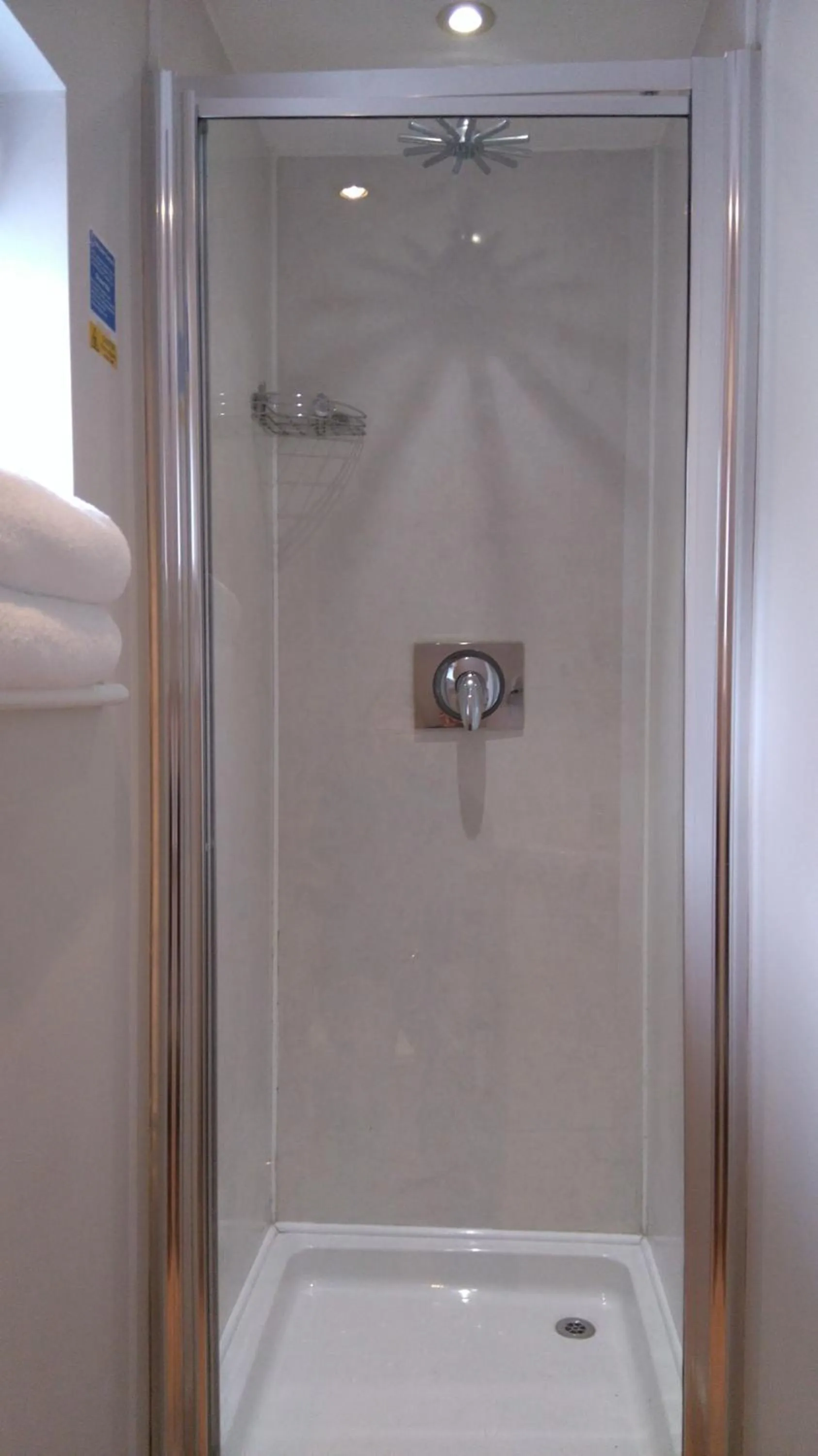 Shower, Bathroom in The Shoe Inn