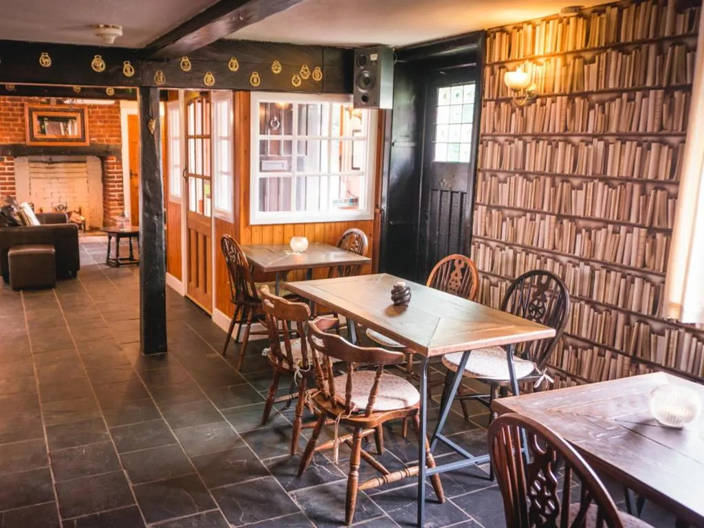 Restaurant/Places to Eat in The Shoe Inn