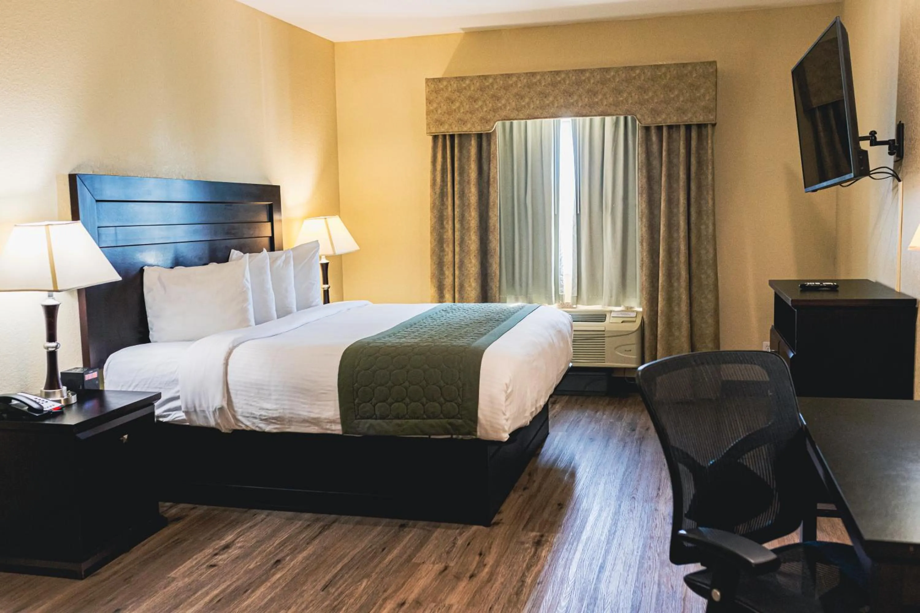 Bedroom, Bed in Grander Inn & Suites by IHG