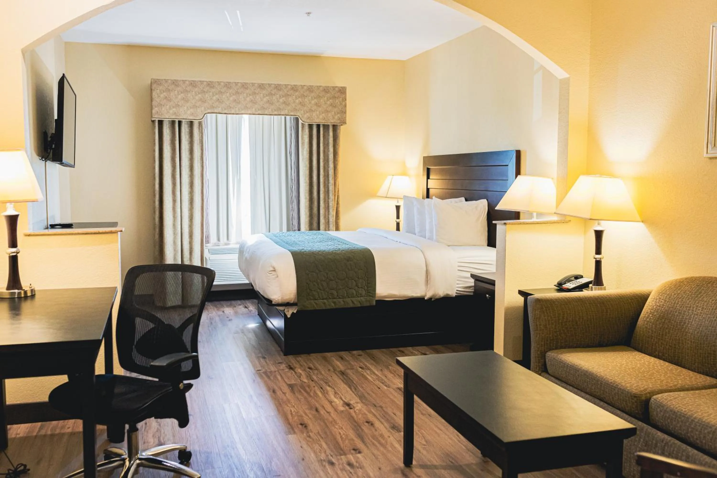 Bedroom, Bed in Grander Inn & Suites by IHG