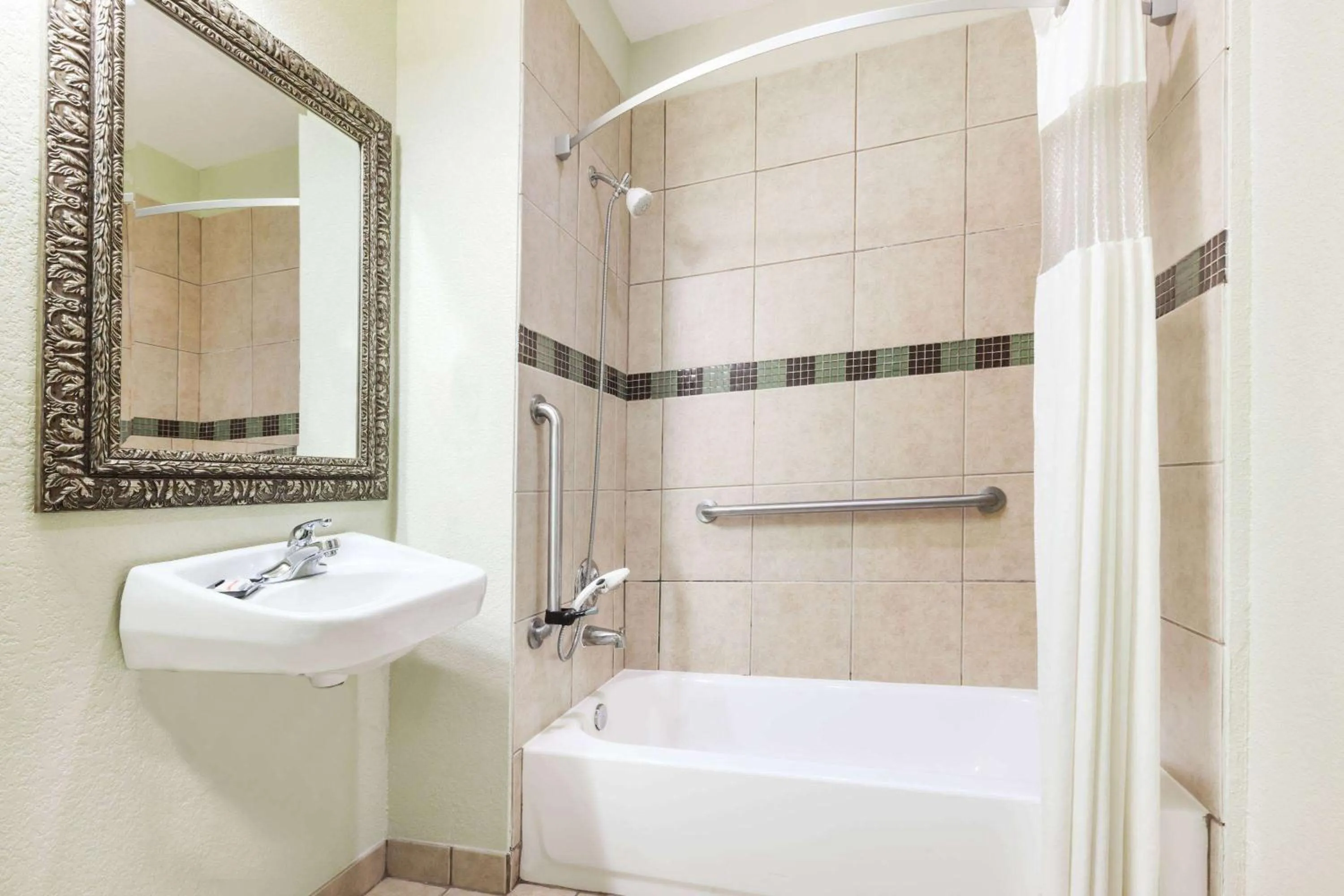 Photo of the whole room in Grander Inn & Suites by IHG