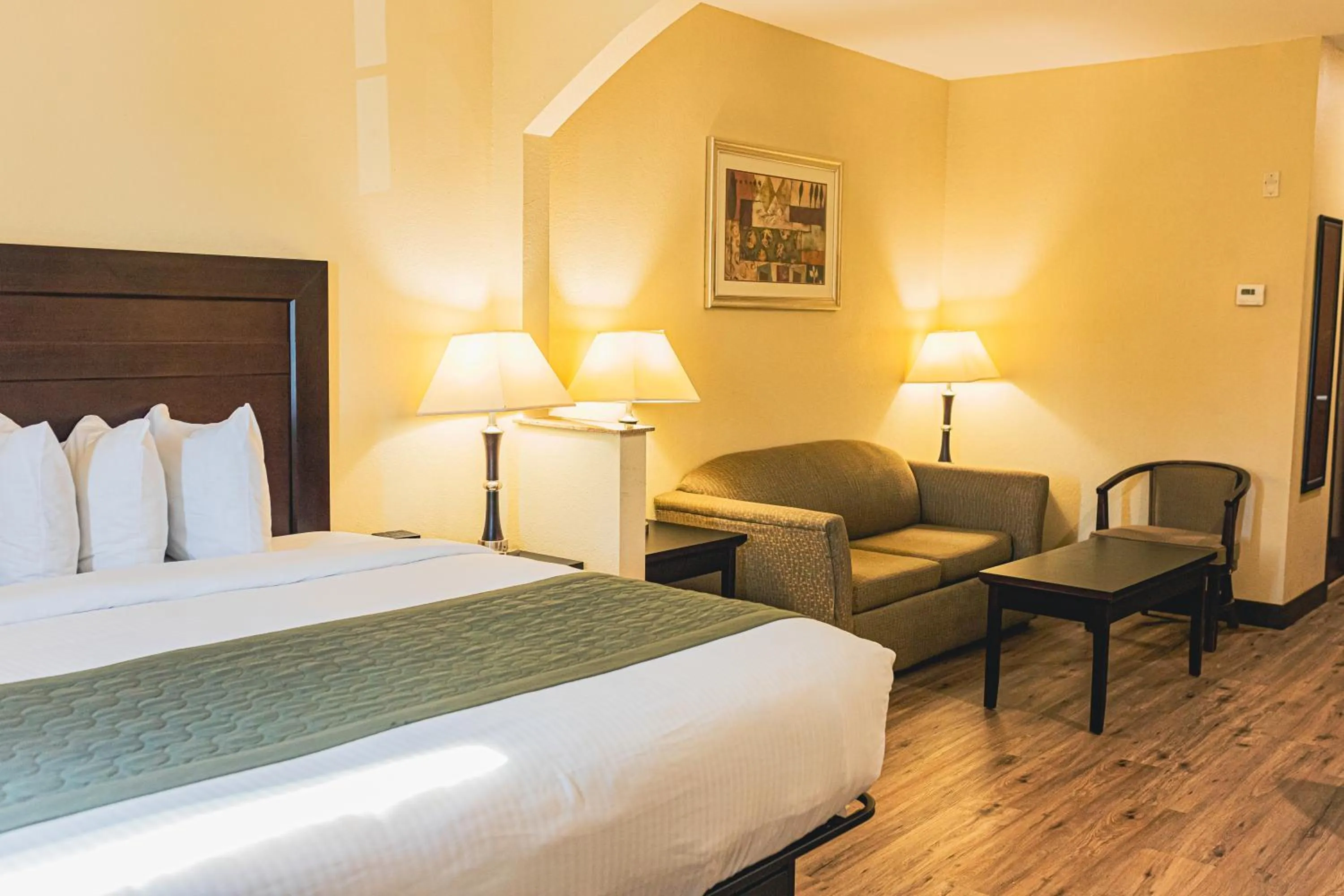 Bedroom, Bed in Grander Inn & Suites by IHG