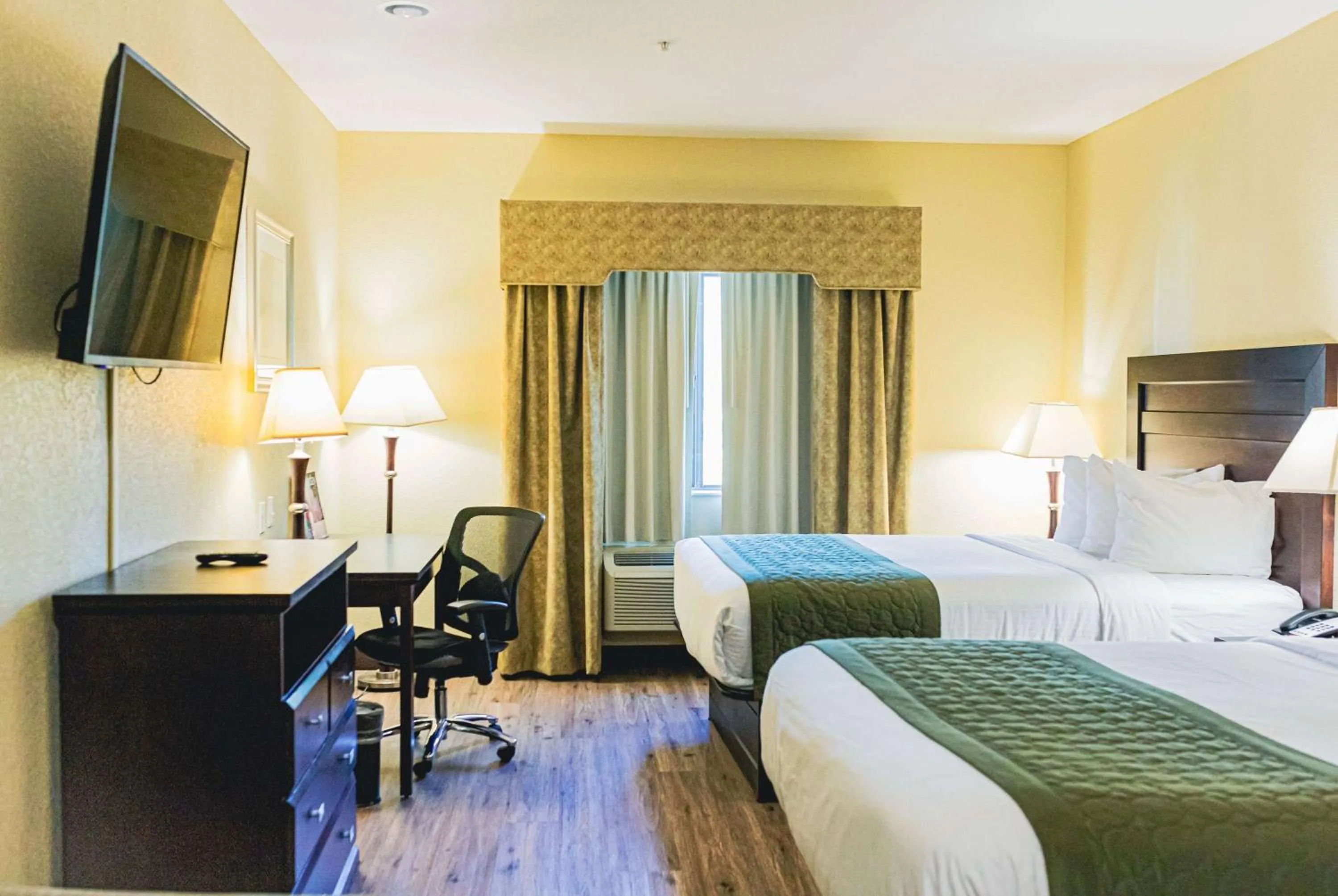 Photo of the whole room, Bed in Grander Inn & Suites by IHG