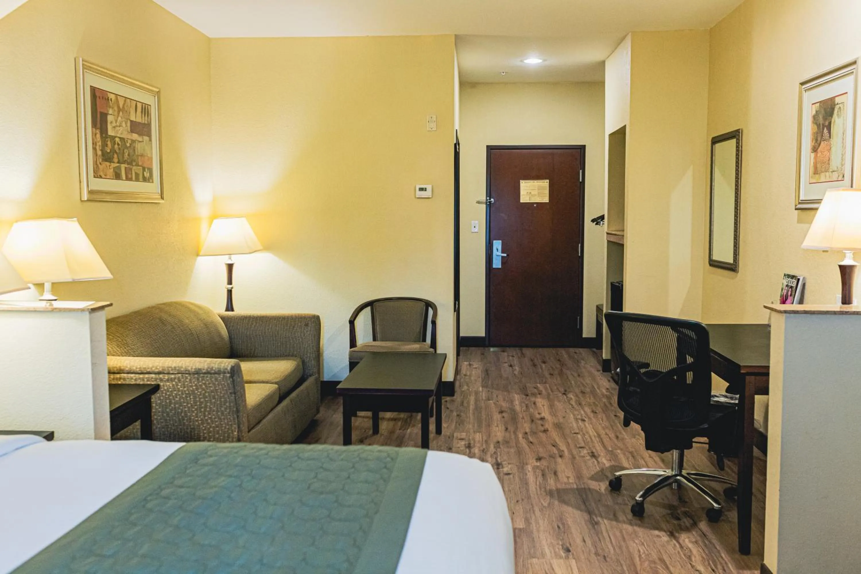 Bedroom, Bed in Grander Inn & Suites by IHG