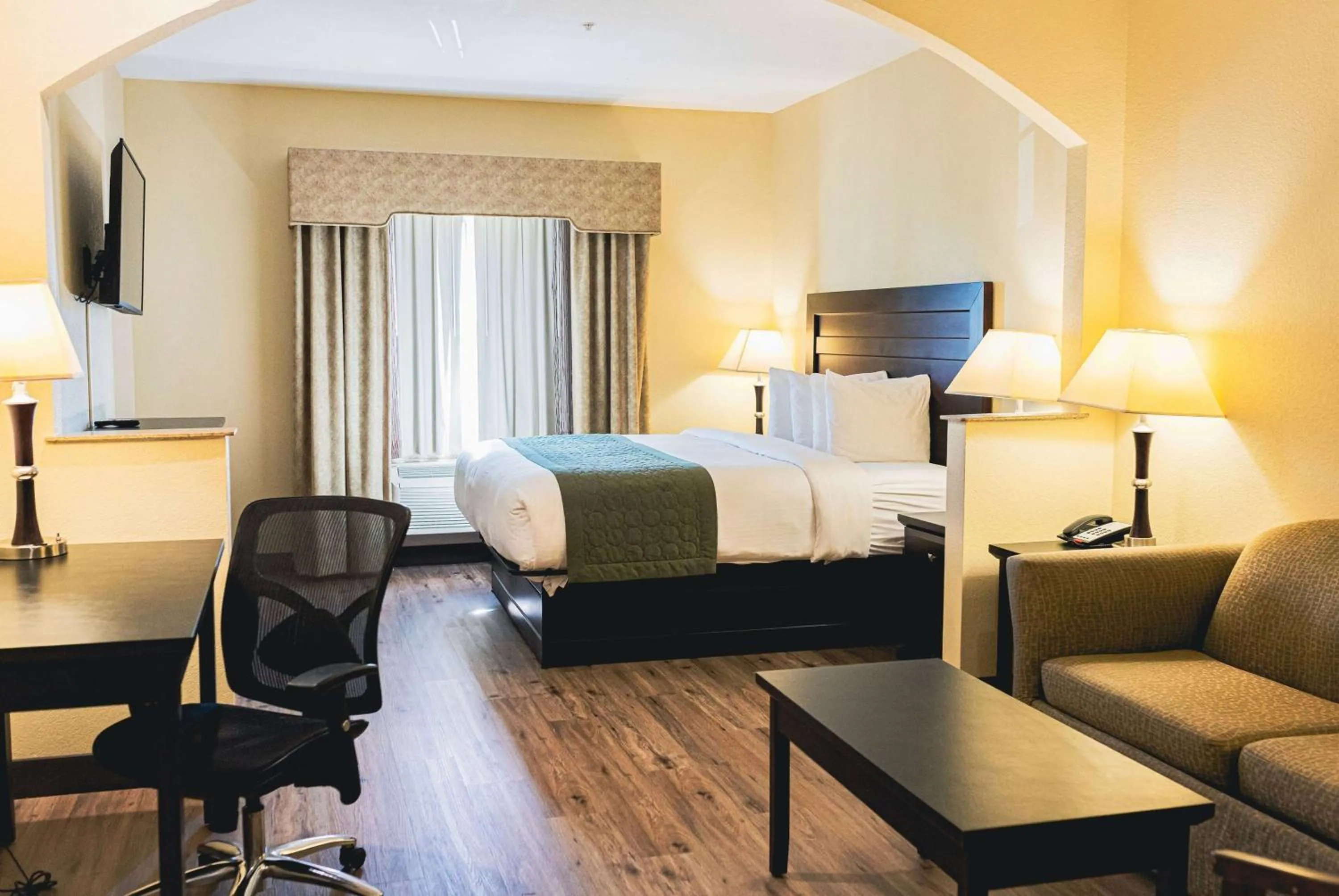 Photo of the whole room, Bed in Grander Inn & Suites by IHG