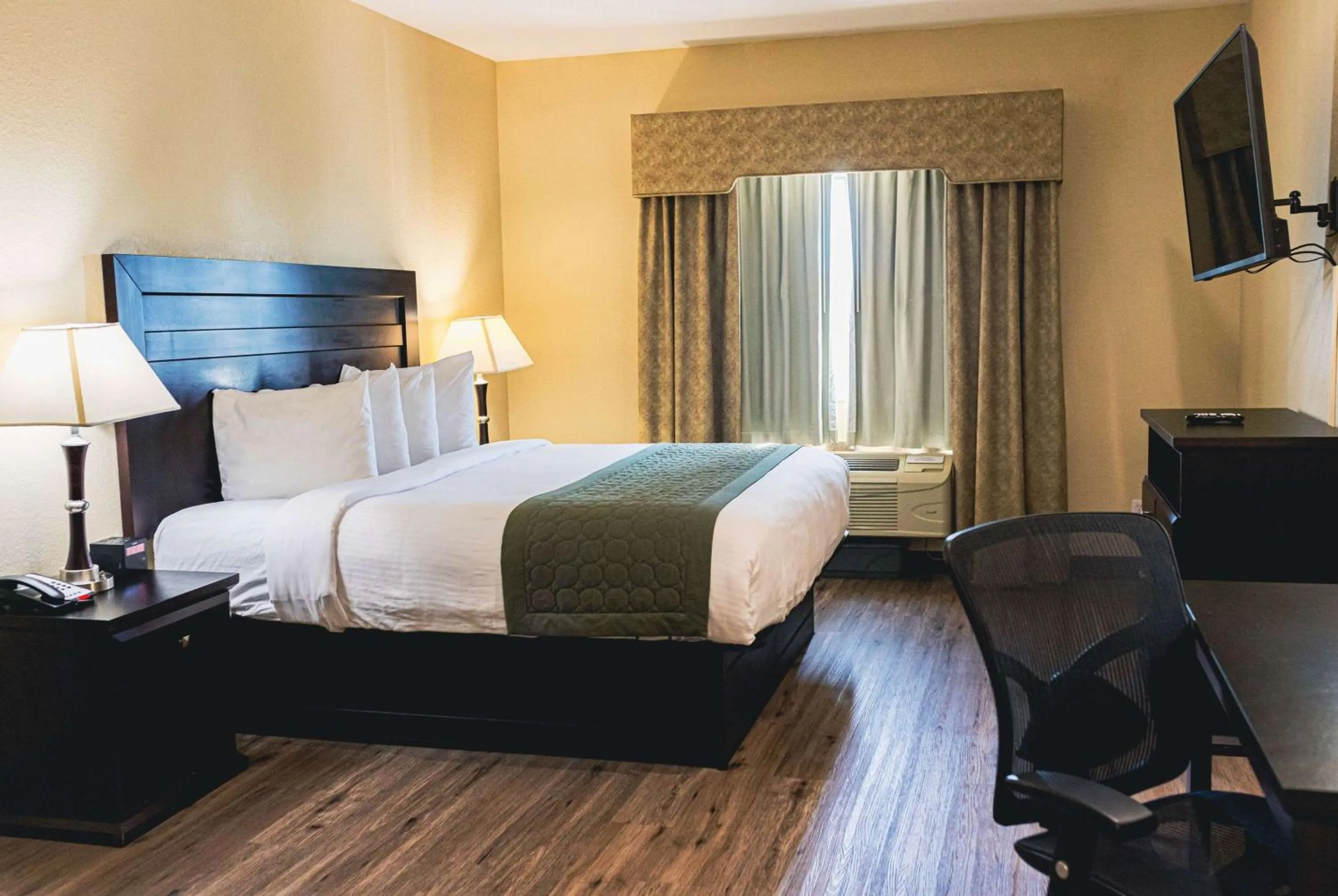 Photo of the whole room, Bed in Grander Inn & Suites by IHG