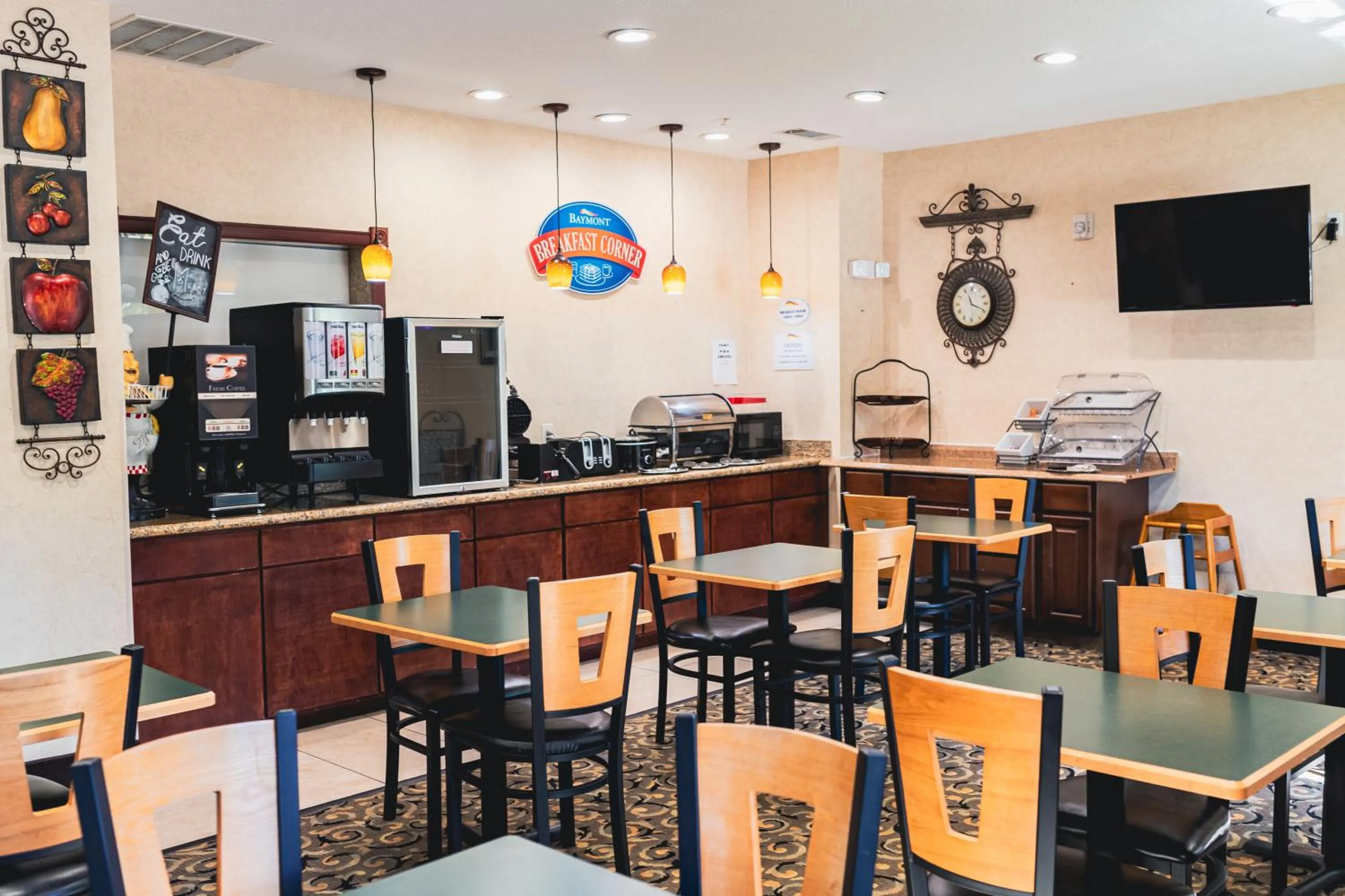 Breakfast in Grander Inn & Suites by IHG