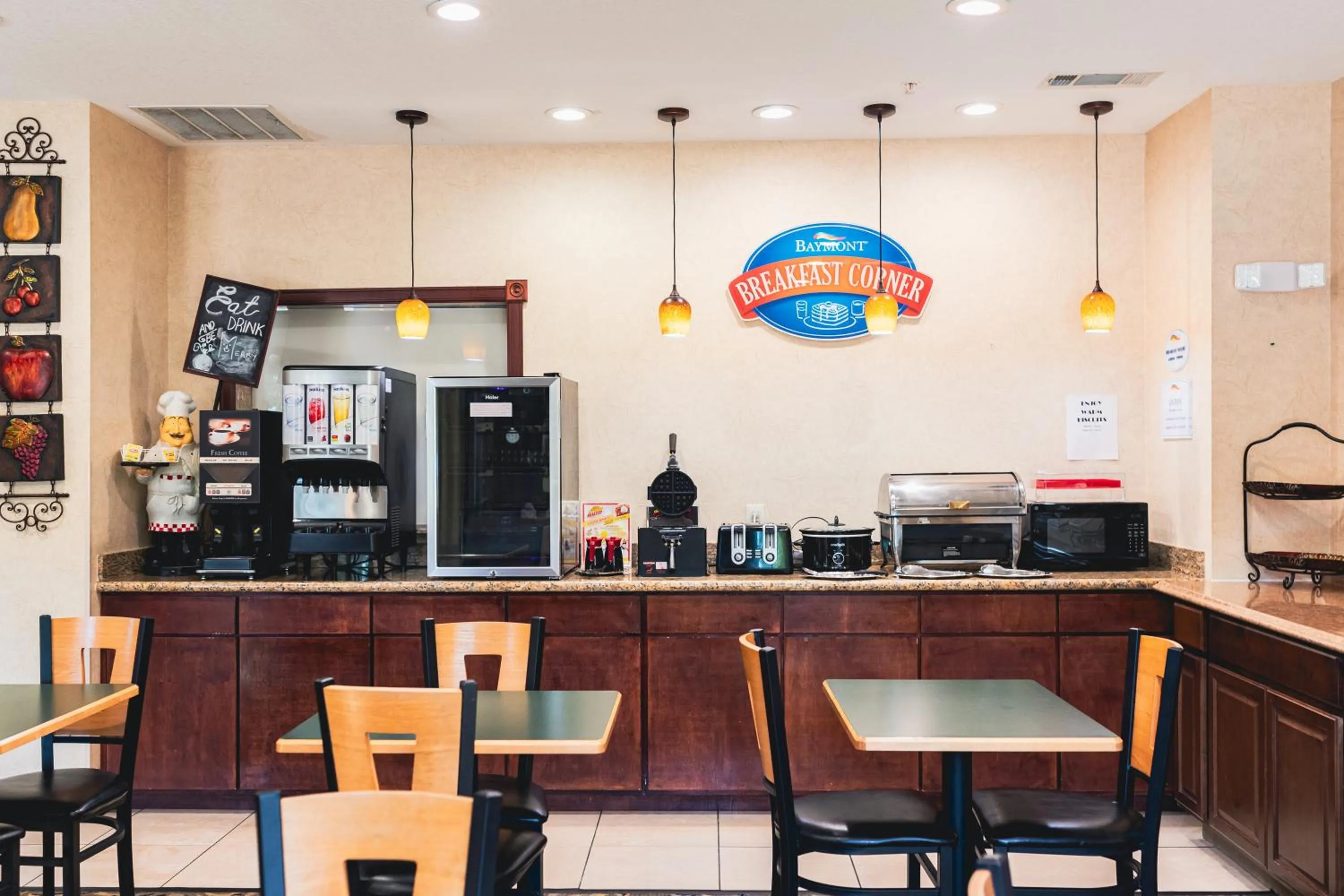 Breakfast in Grander Inn & Suites by IHG