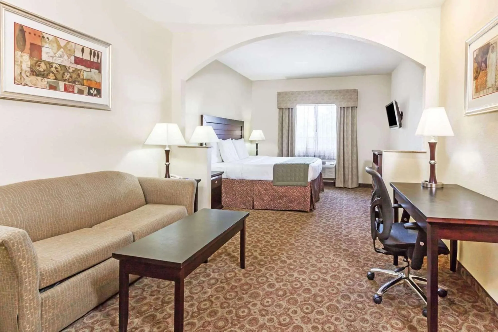 Photo of the whole room, Bed in Grander Inn & Suites by IHG