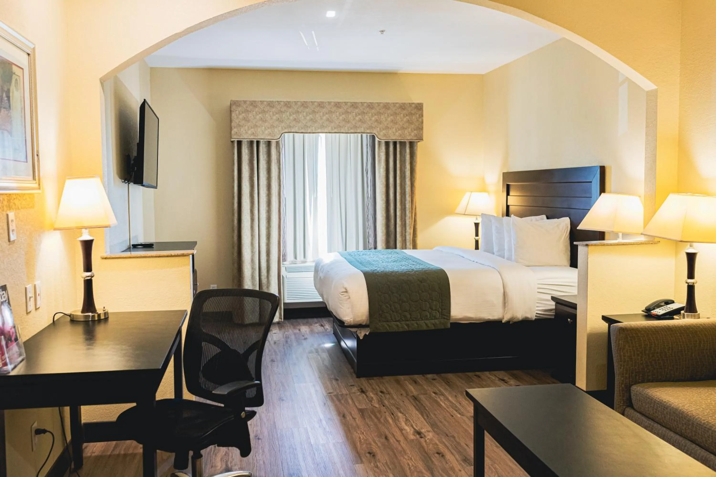 Bedroom, Bed in Grander Inn & Suites by IHG