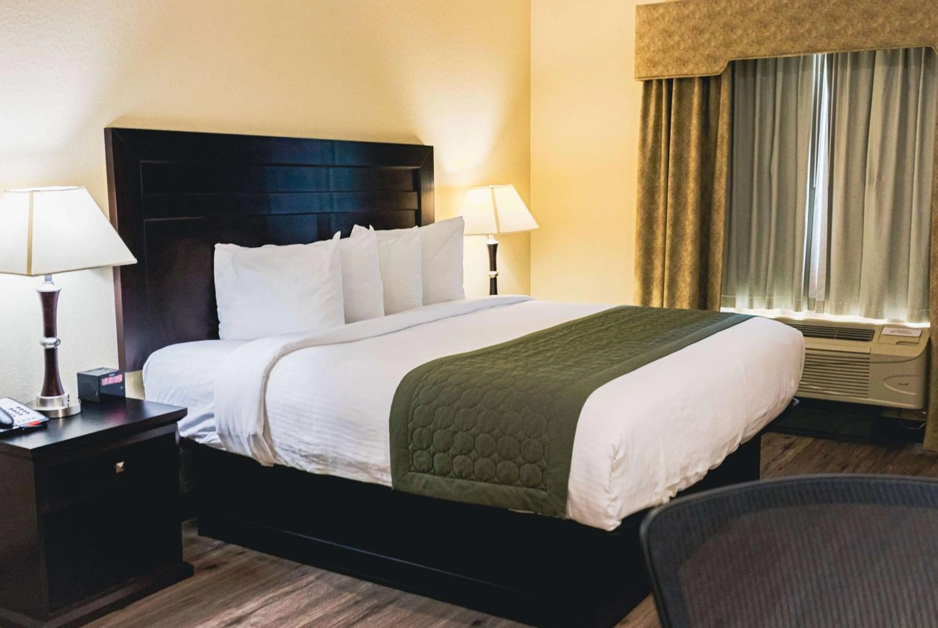 Photo of the whole room, Bed in Grander Inn & Suites by IHG