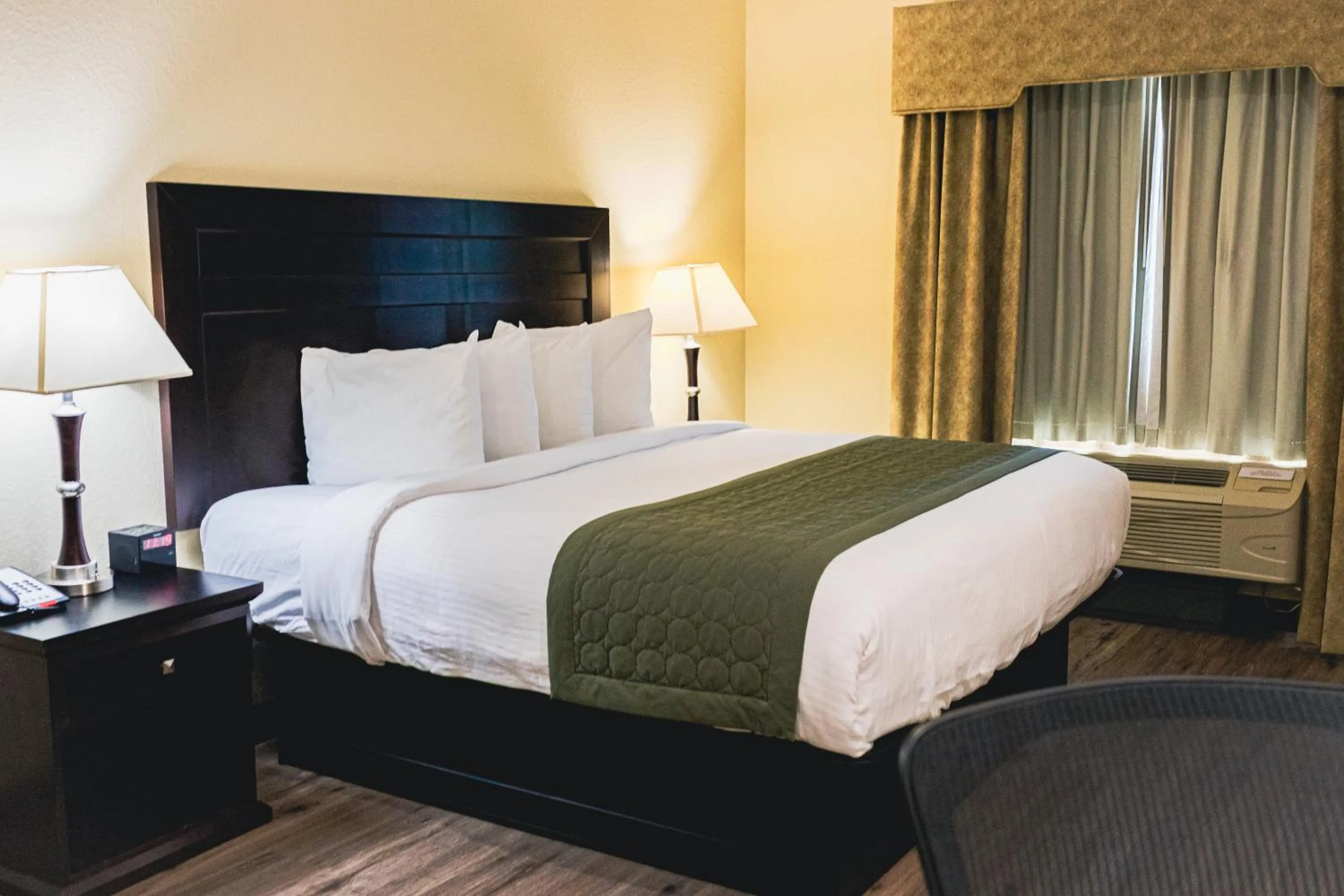 Bedroom, Bed in Grander Inn & Suites by IHG