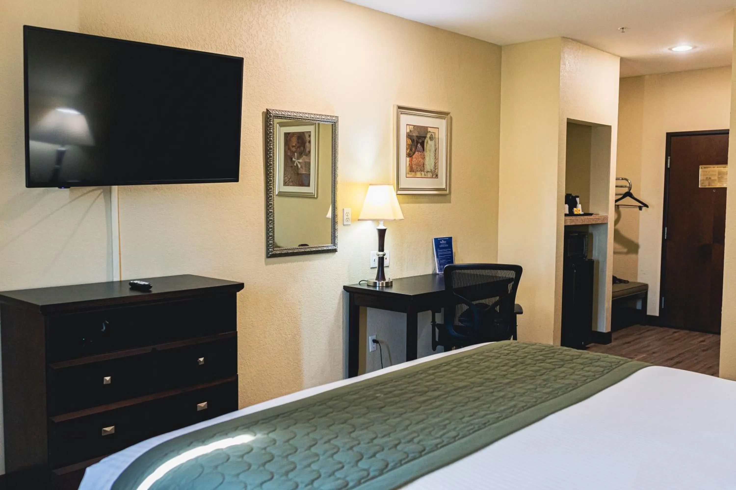 Bedroom, Bed in Grander Inn & Suites by IHG