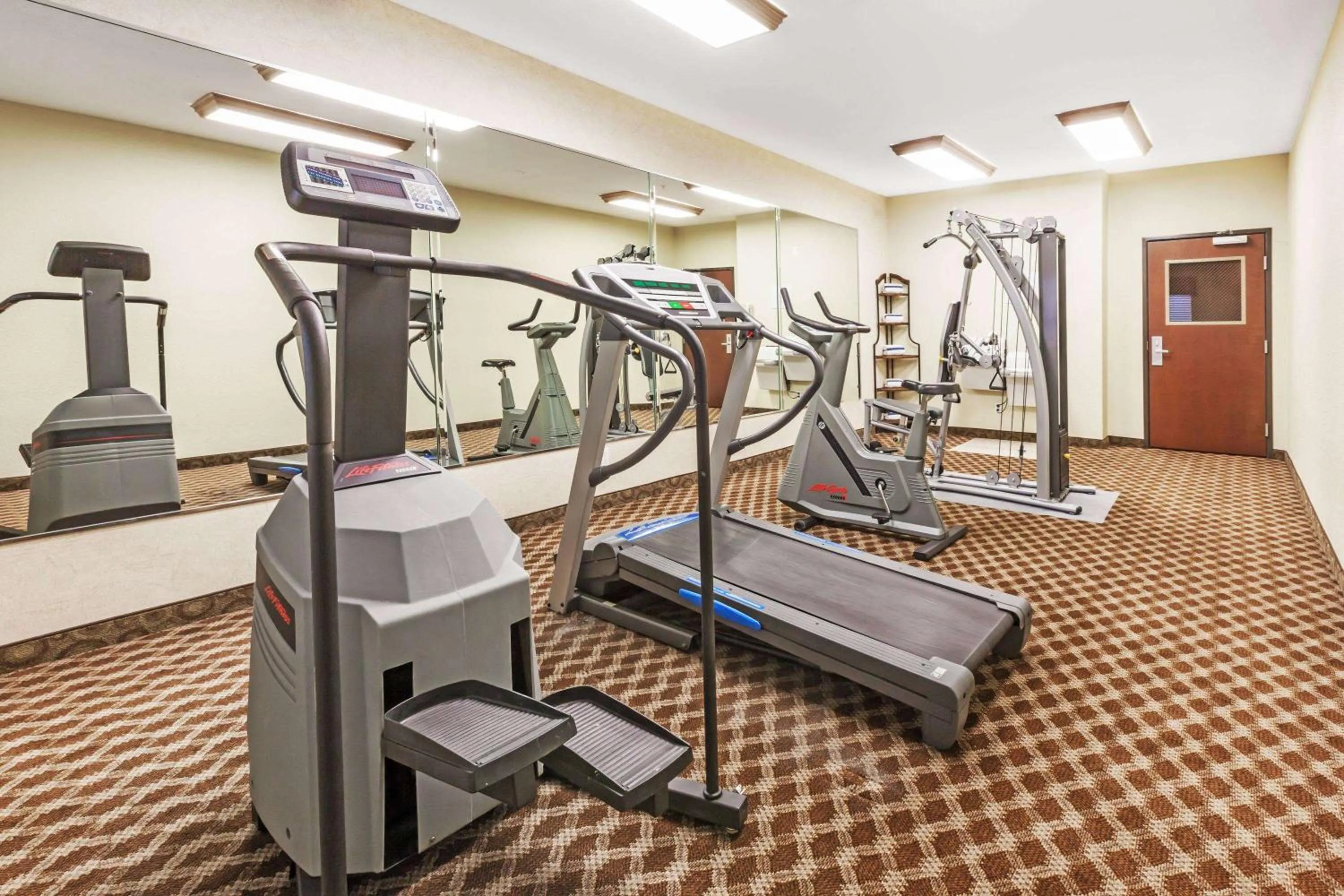 Fitness centre/facilities in Grander Inn & Suites by IHG