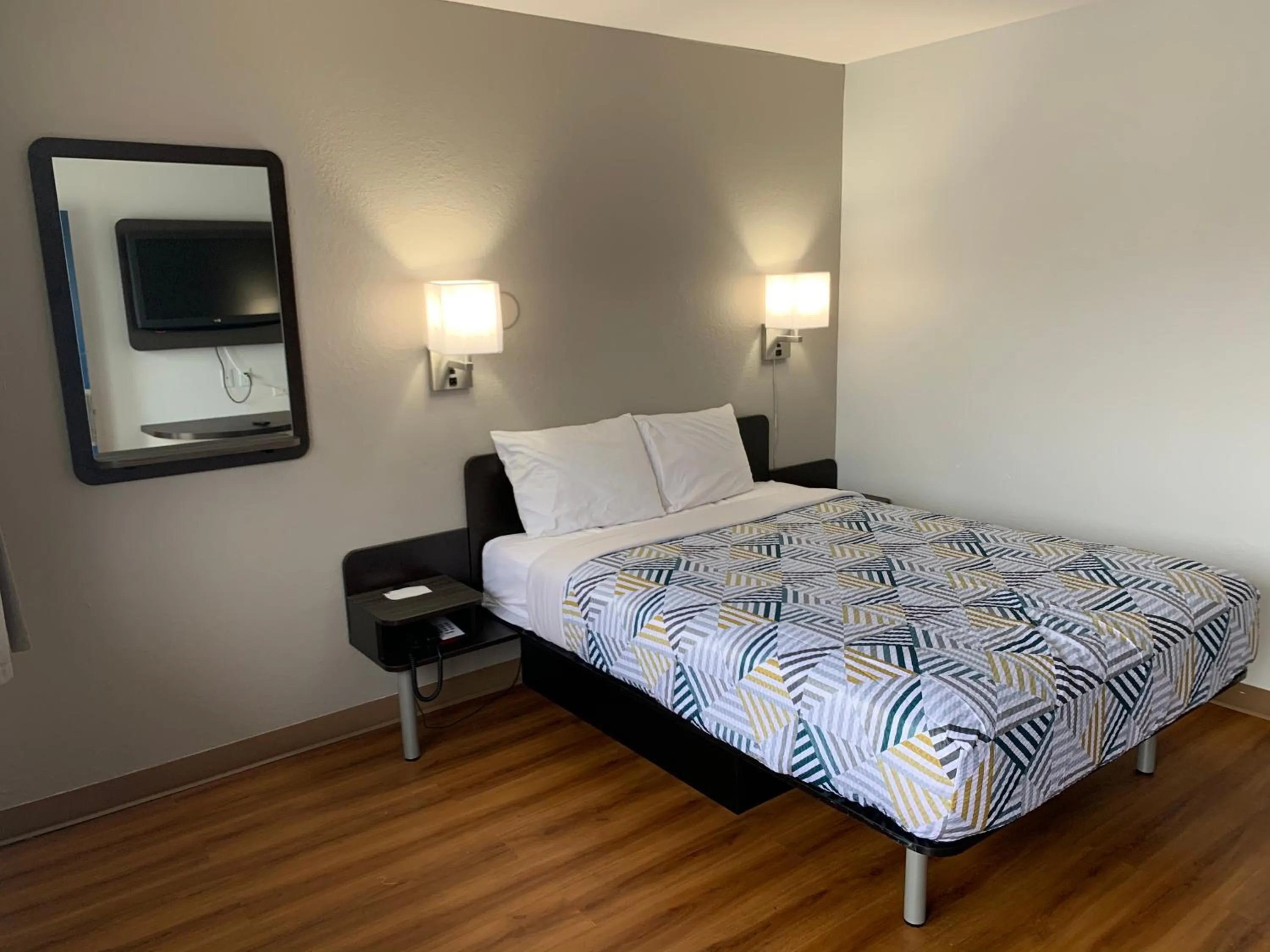 Photo of the whole room, Bed in Motel 6-Dayton, OH