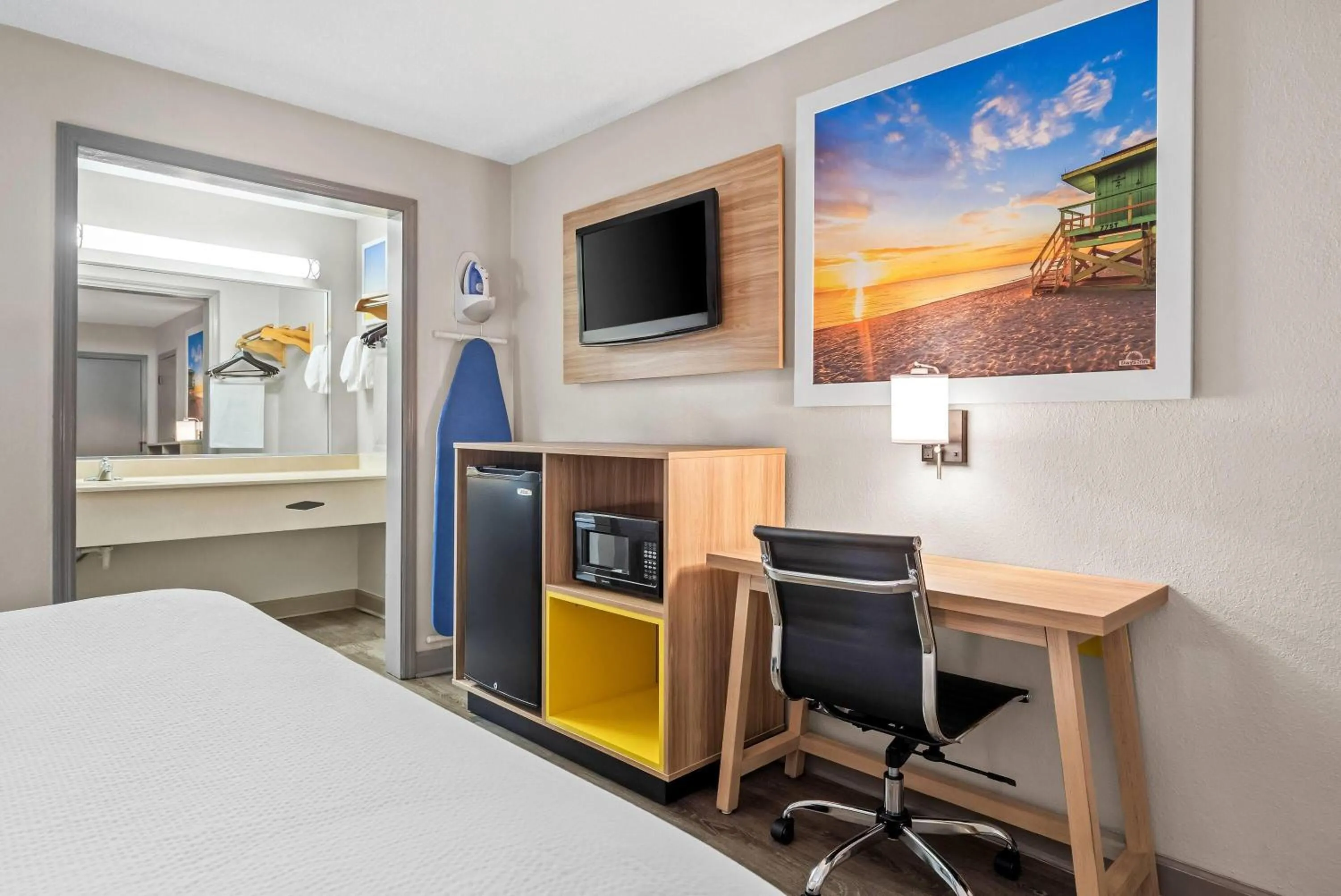 Bed in Days Inn by Wyndham Jacksonville NC