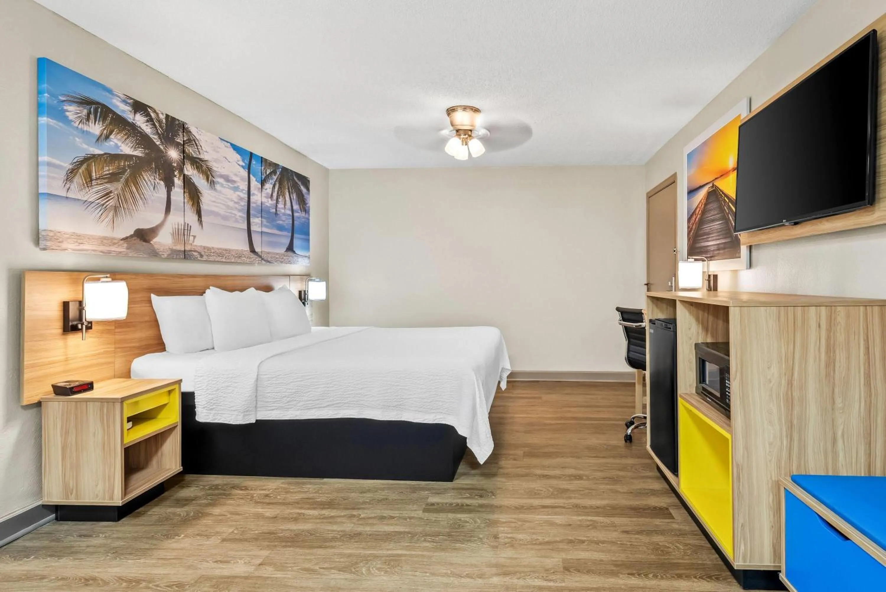 Photo of the whole room, Bed in Days Inn by Wyndham Jacksonville NC