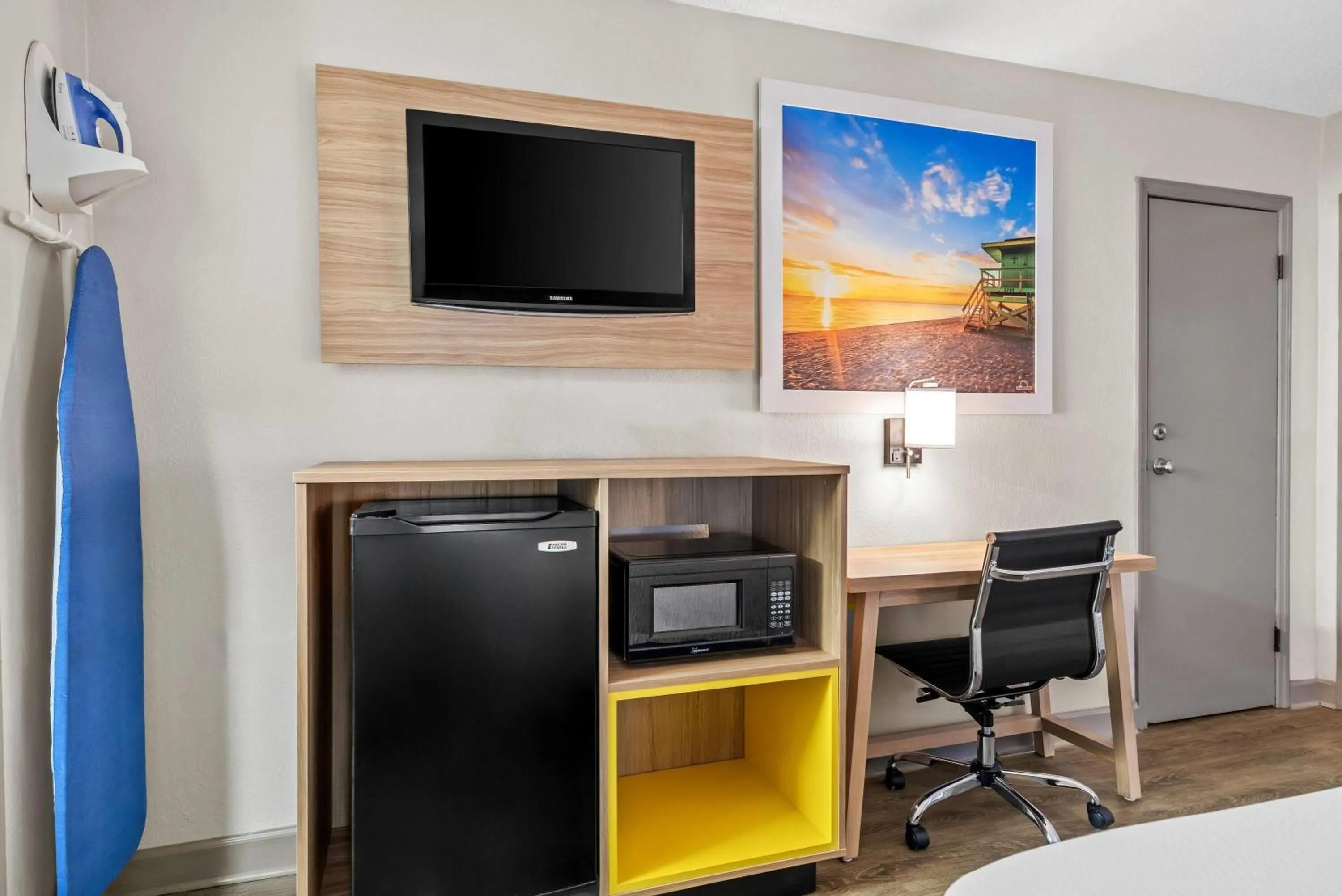 Bed in Days Inn by Wyndham Jacksonville NC