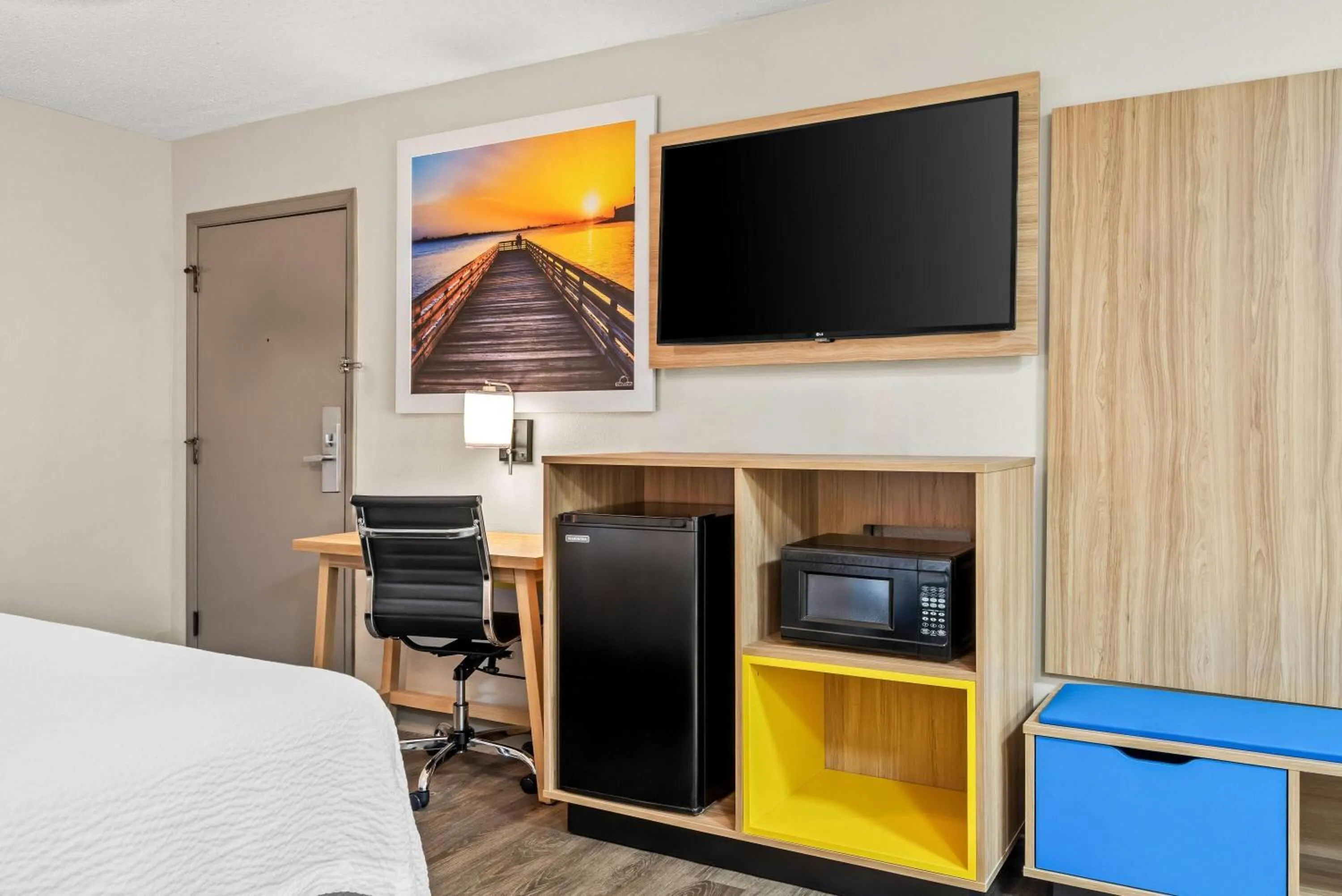 Photo of the whole room, Bed in Days Inn by Wyndham Jacksonville NC