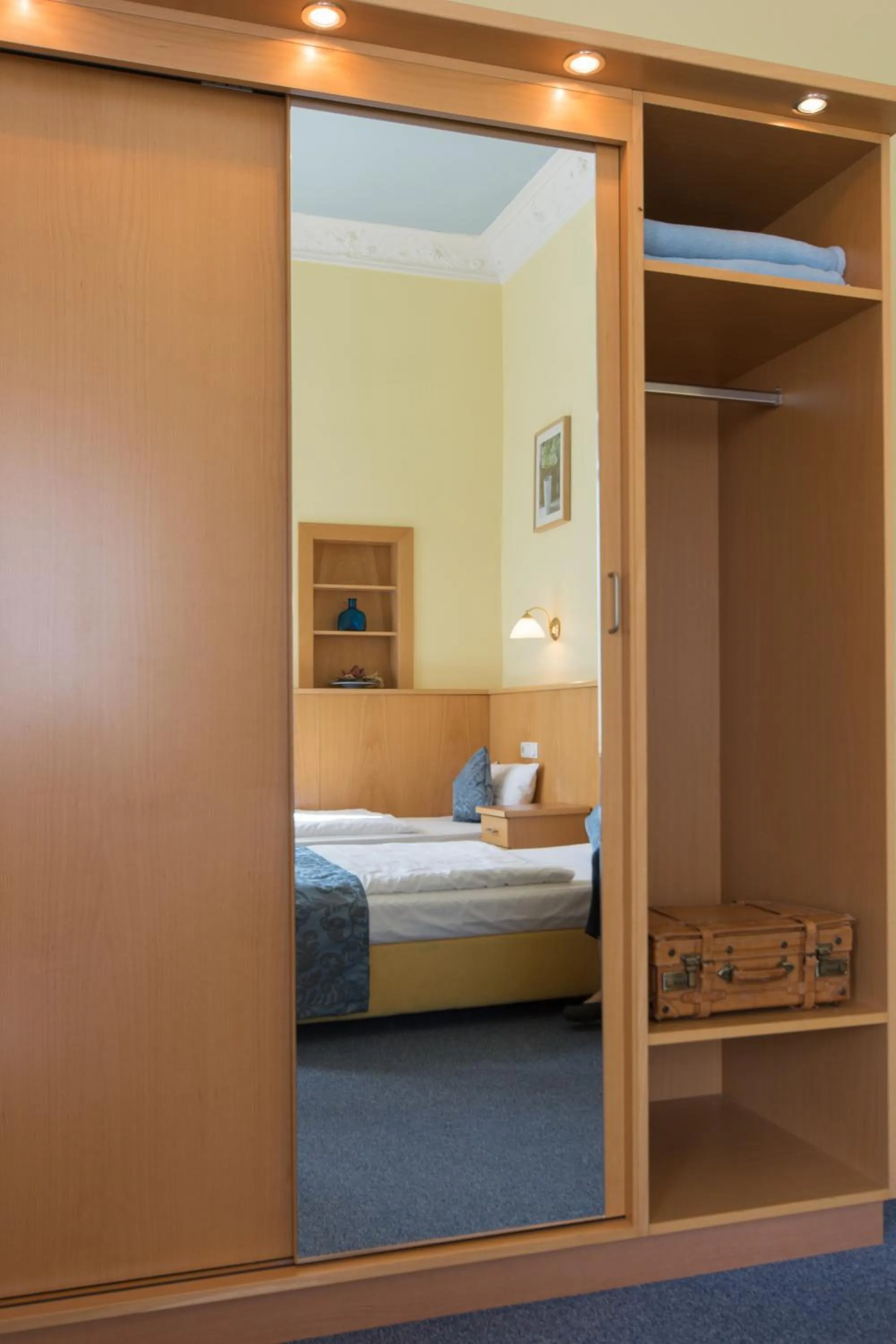 wardrobe, Bed in Ducky’s Restaurant | Events | Hotel
