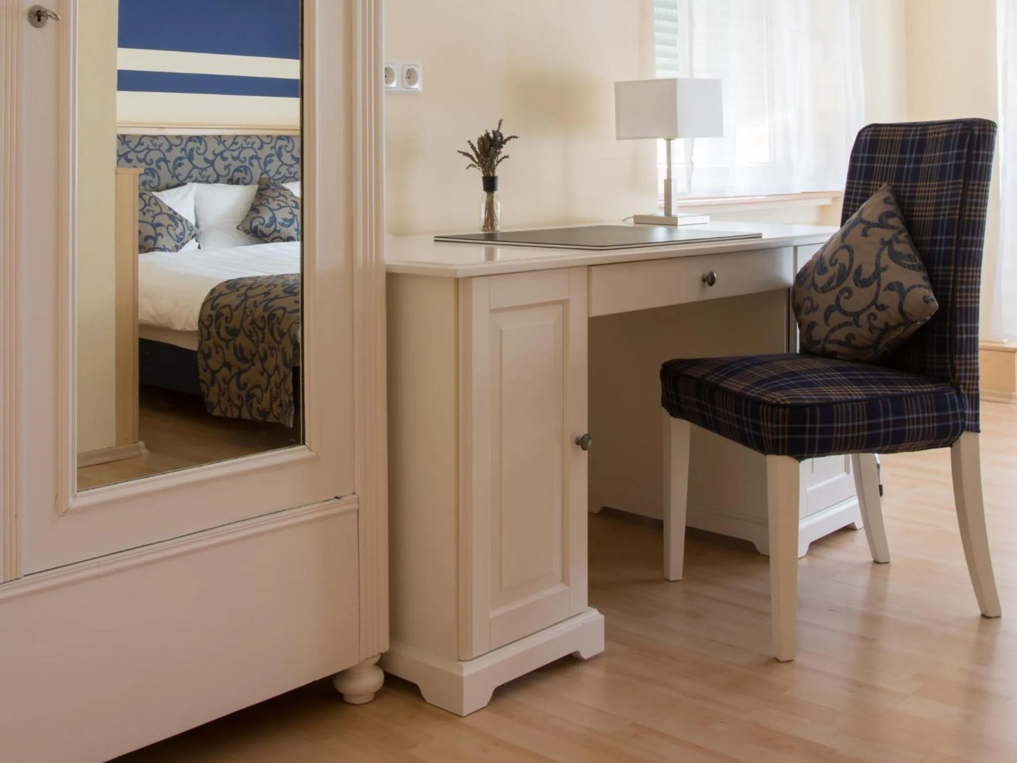 Seating area, Bed in Ducky’s Restaurant | Events | Hotel