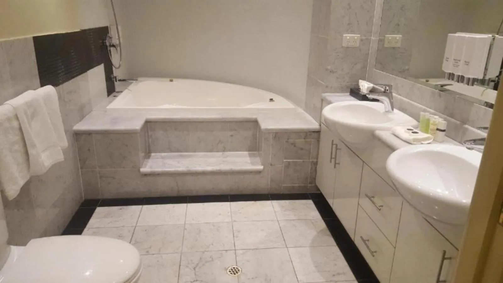 Bathroom in Melbourne CBD Central Apartment Hotel Official