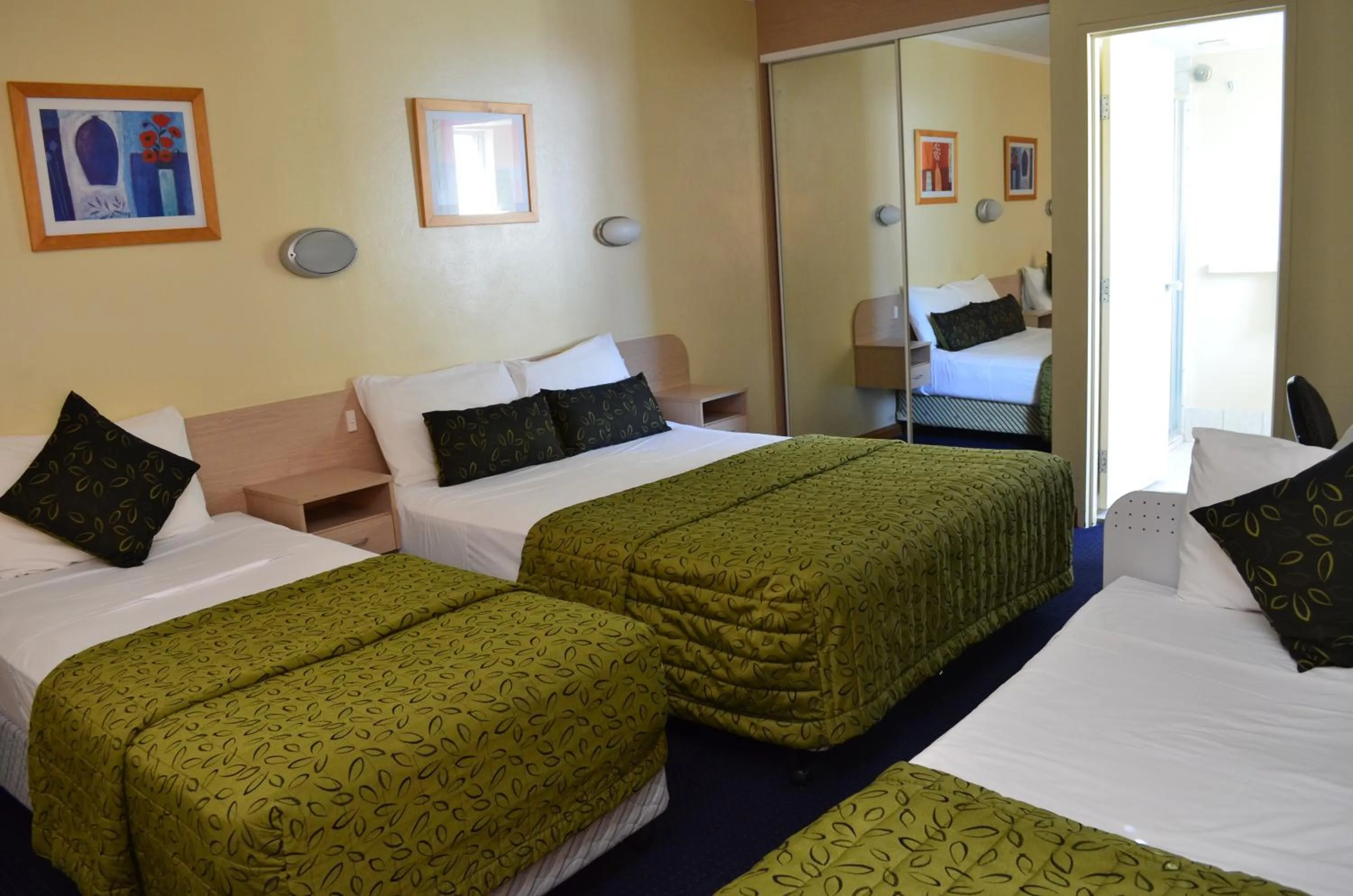 Bedroom, Bed in Airport Motel Brisbane