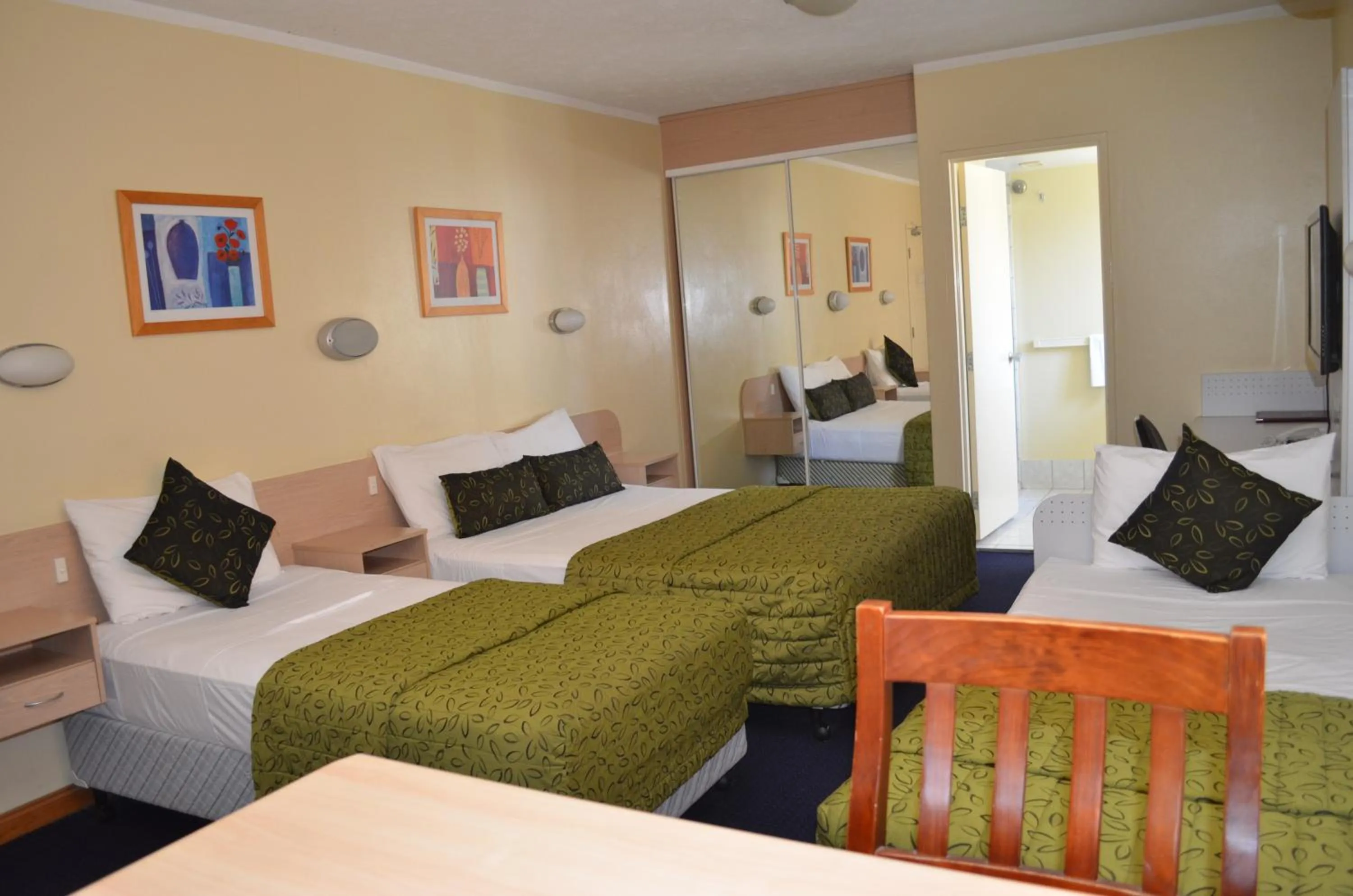 Bedroom, Bed in Airport Motel Brisbane