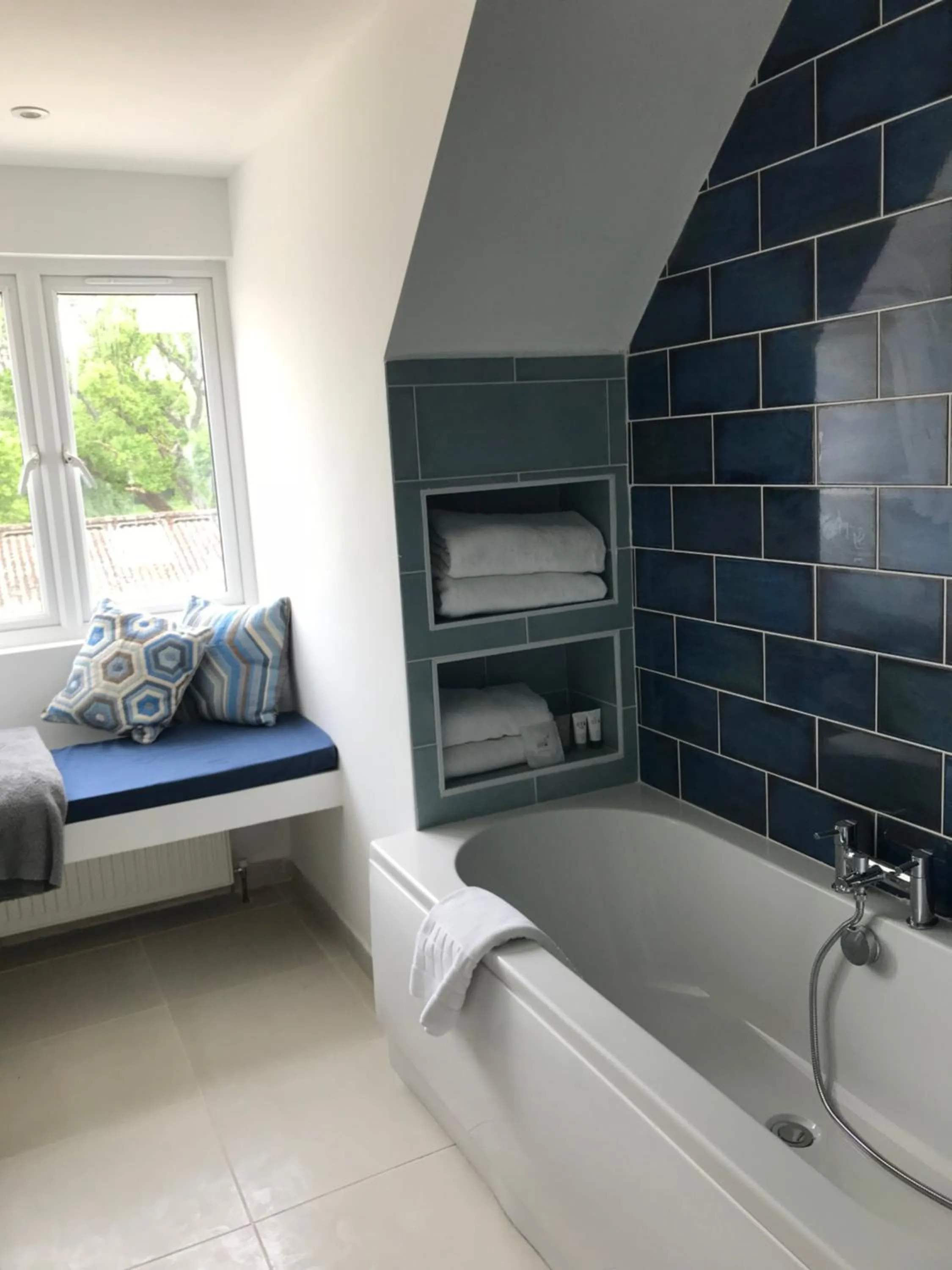 Bathroom, Bed in The Cottages at Crouchers Orchards