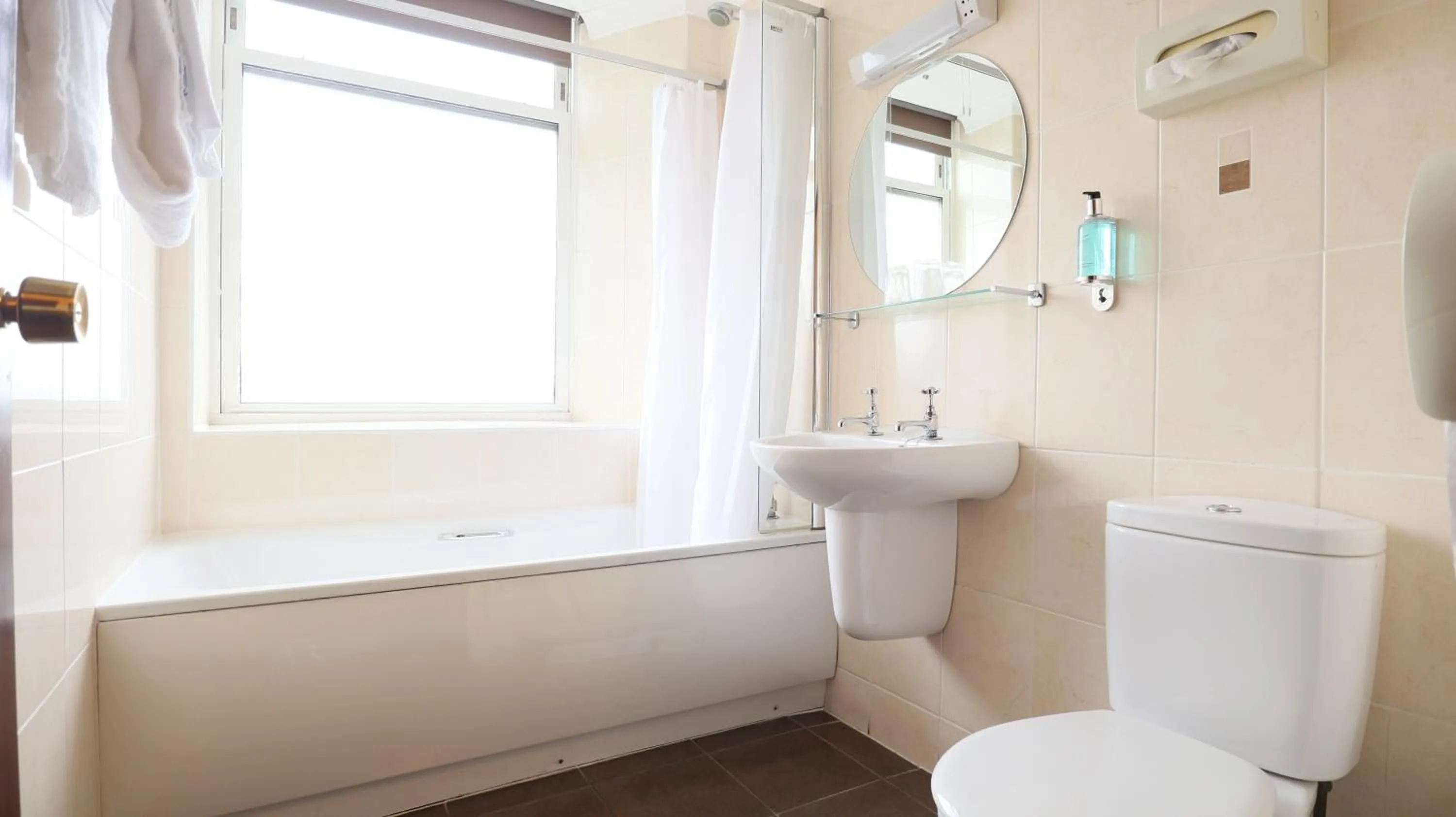 Bathroom in Best Western Queens Hotel