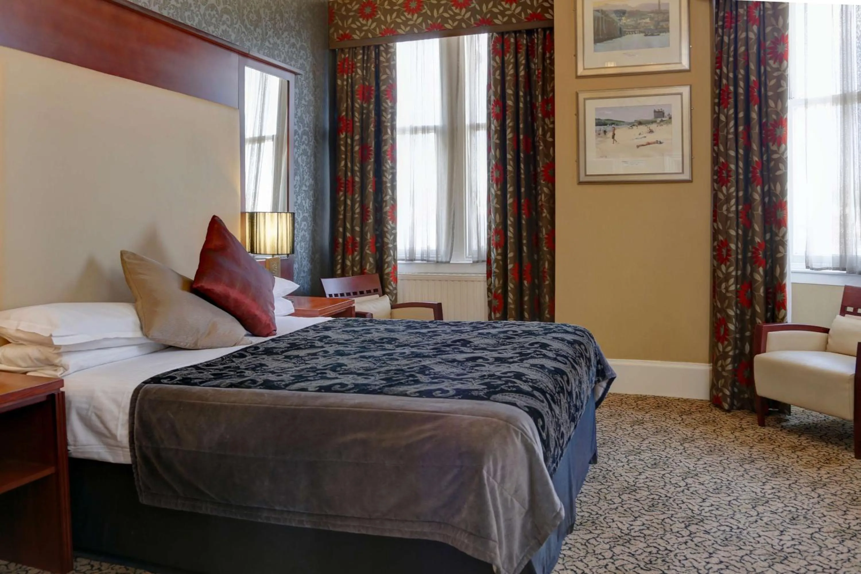 Photo of the whole room, Bed in Best Western Queens Hotel