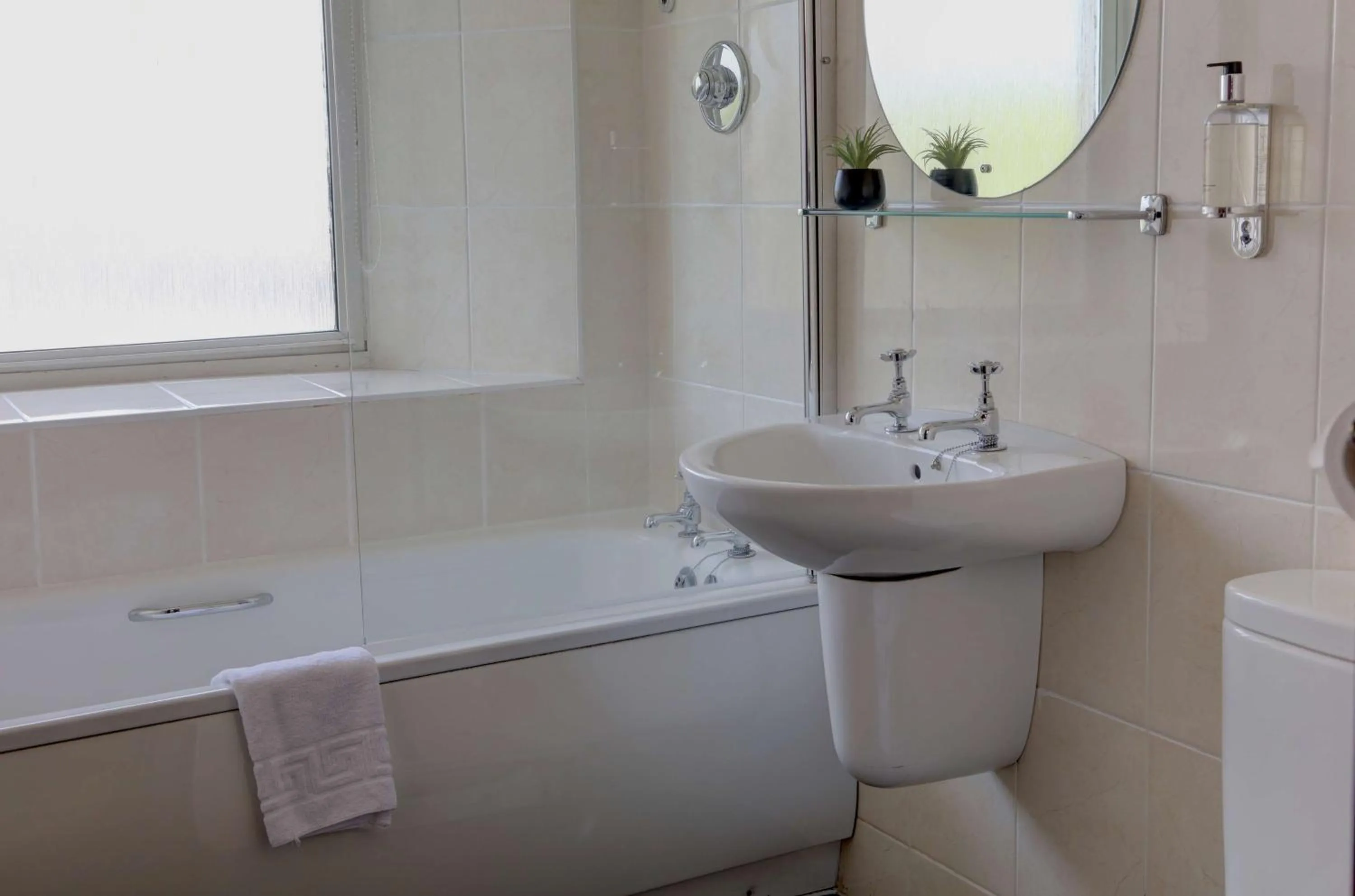 Photo of the whole room in Best Western Queens Hotel