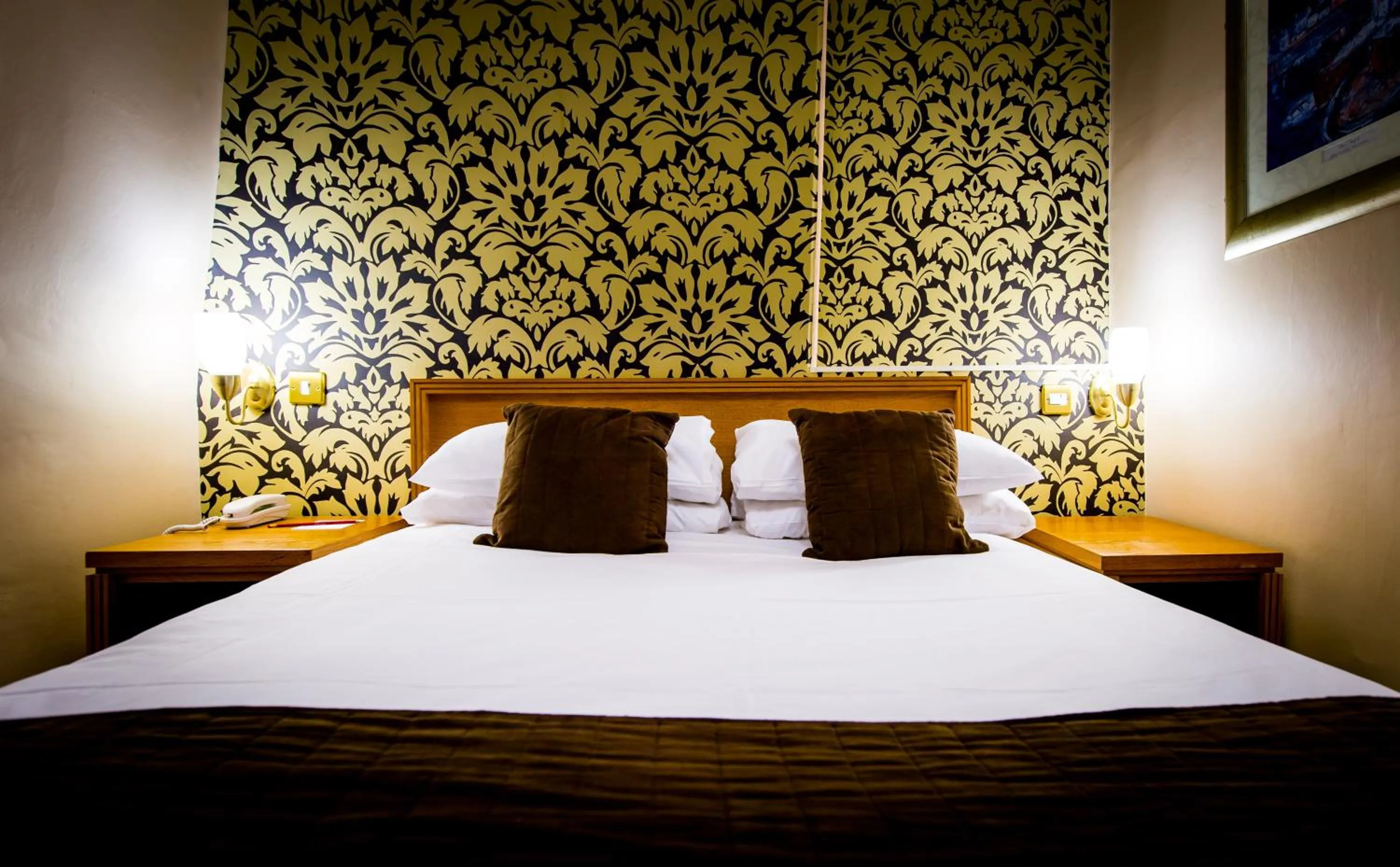 Bedroom, Bed in Best Western Queens Hotel