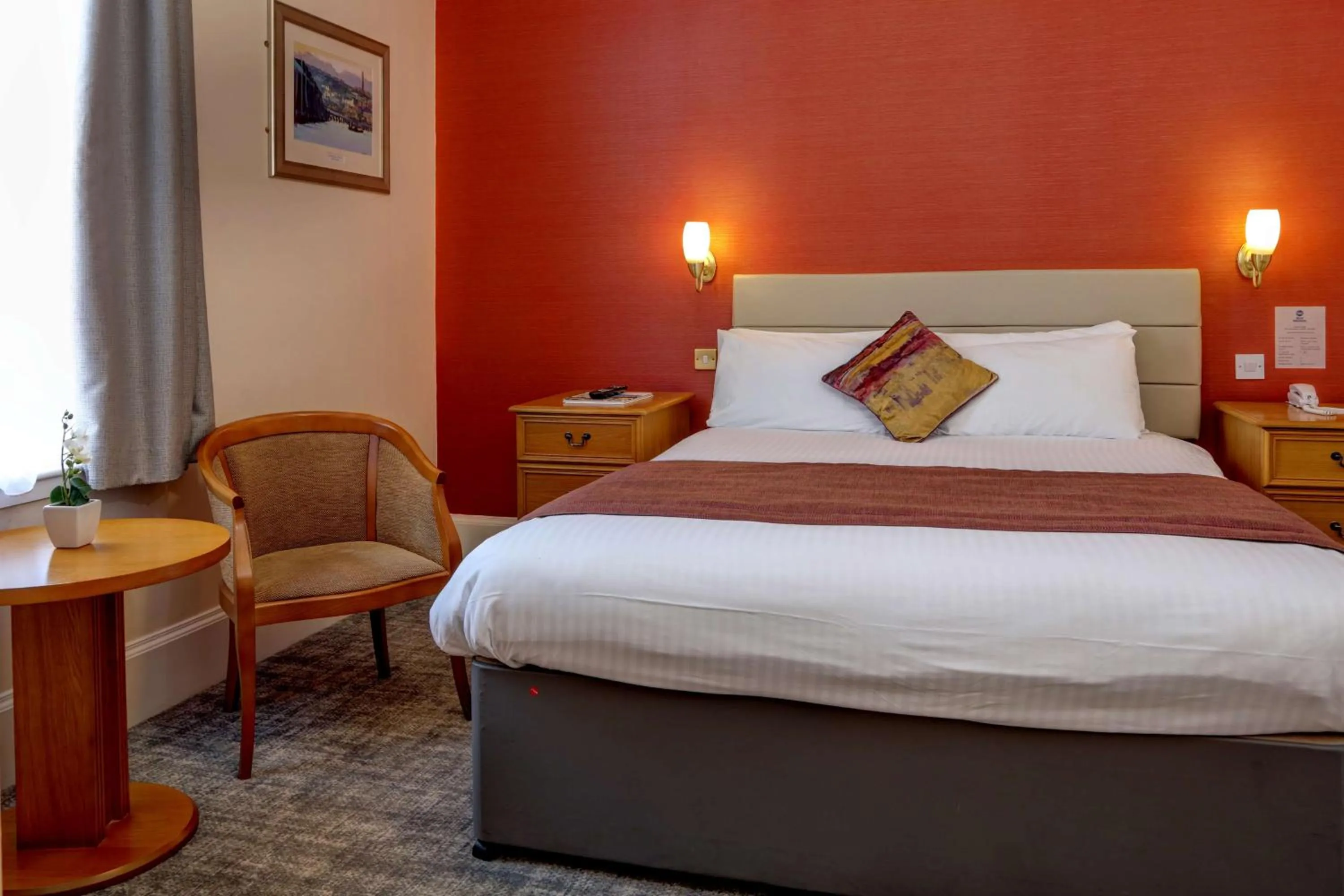 Photo of the whole room, Bed in Best Western Queens Hotel