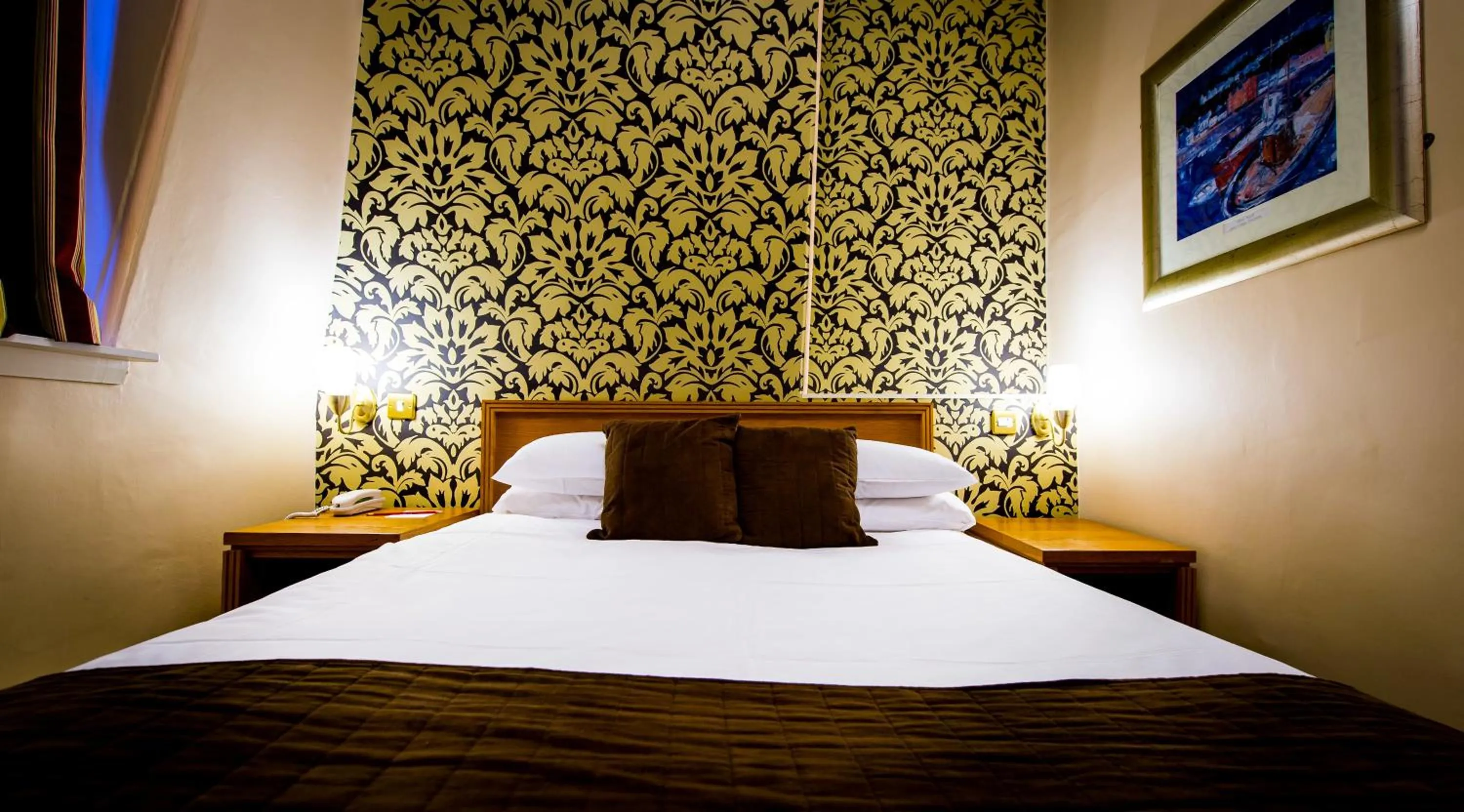 Bedroom, Bed in Best Western Queens Hotel