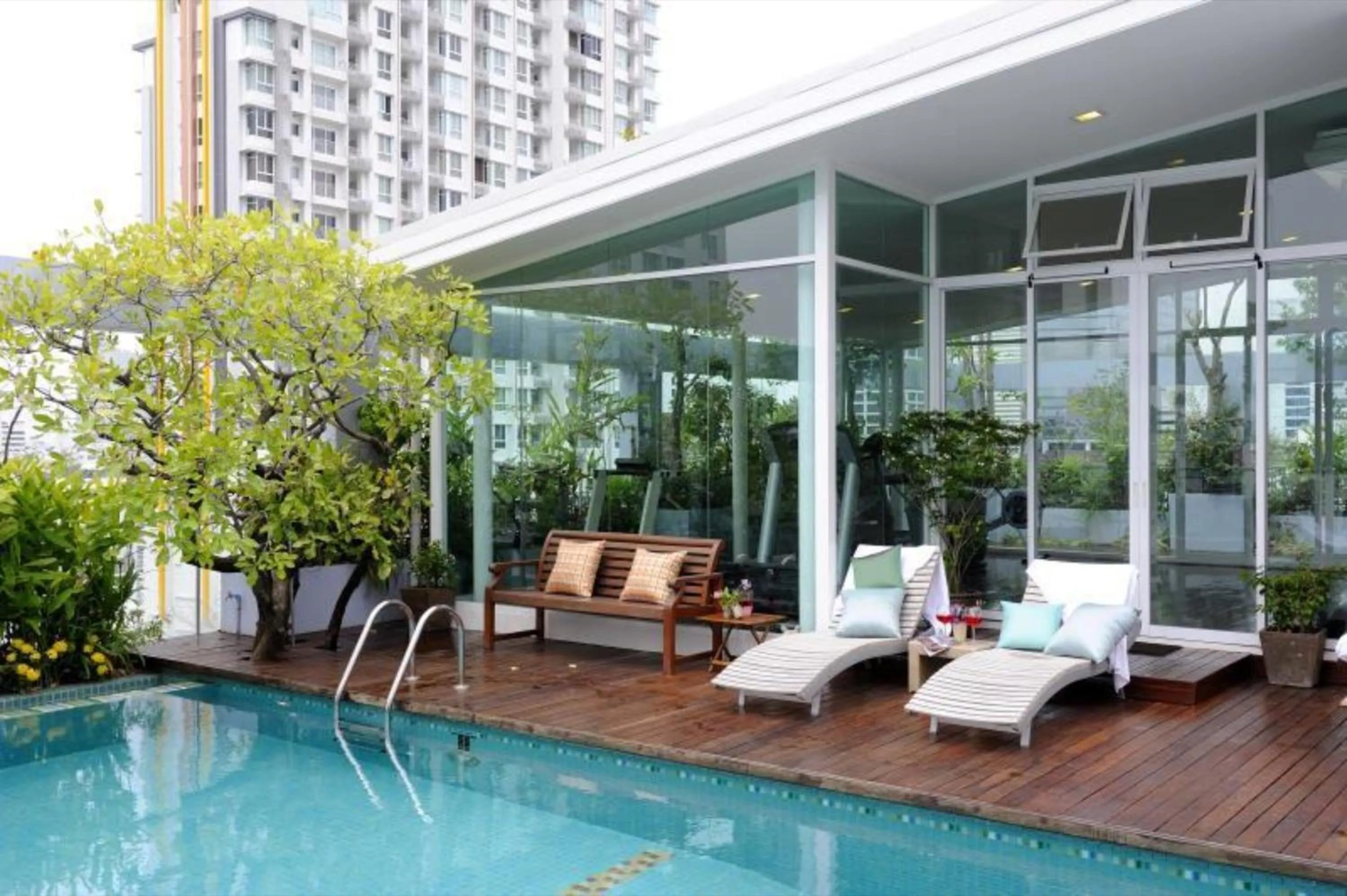 Swimming pool in Sabai Sathorn Service Apartment