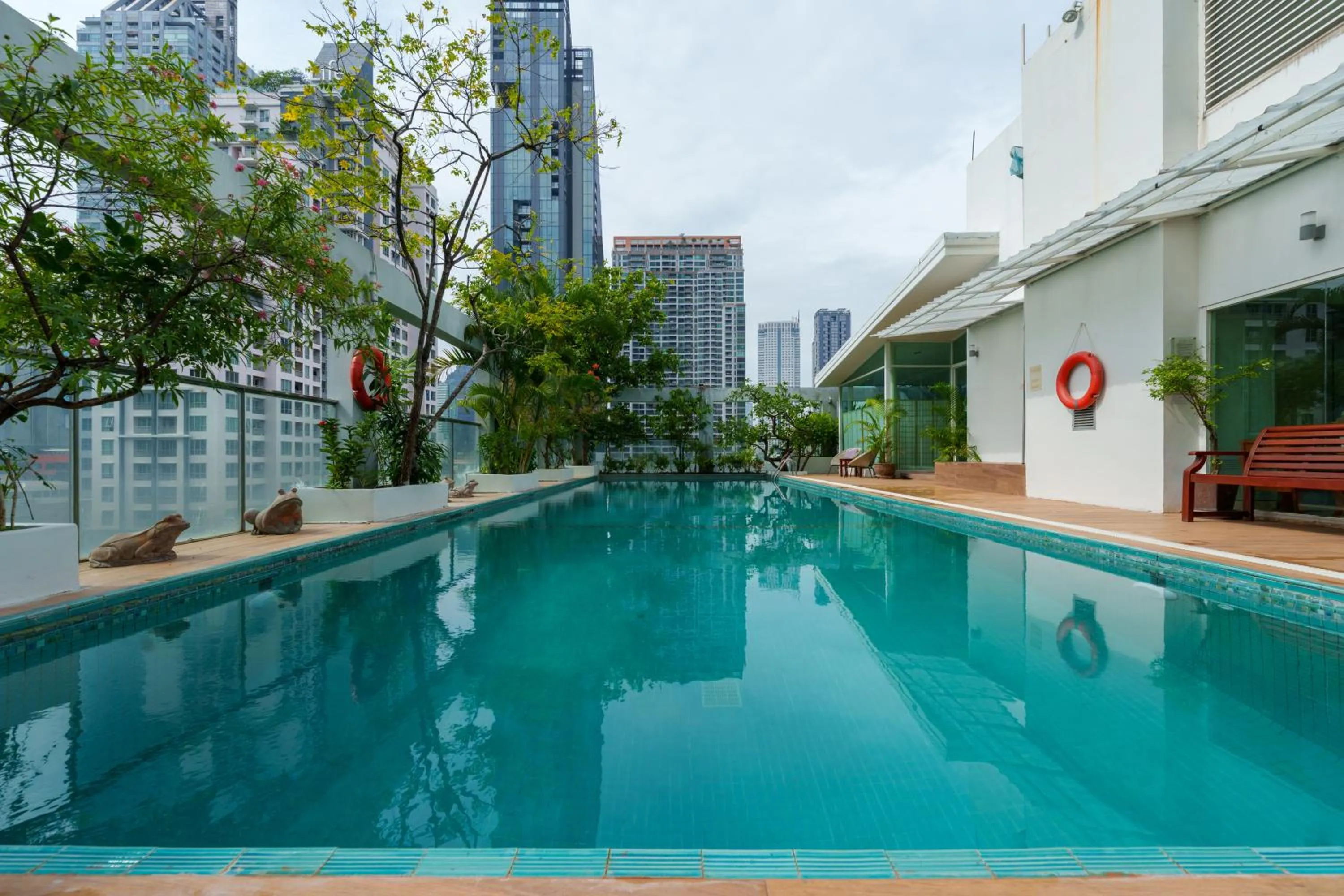 Swimming pool in Sabai Sathorn Service Apartment