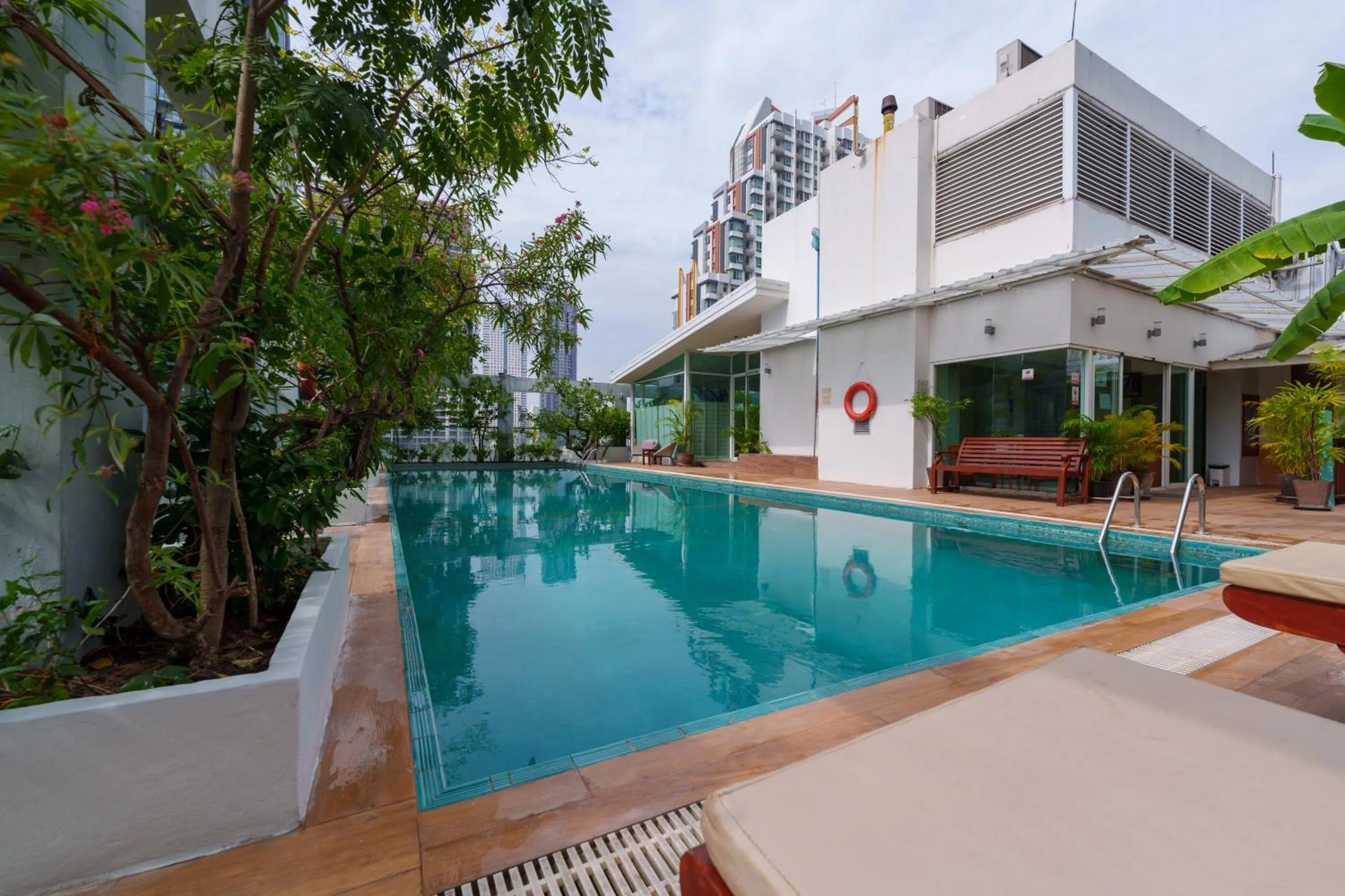 Swimming pool in Sabai Sathorn Service Apartment