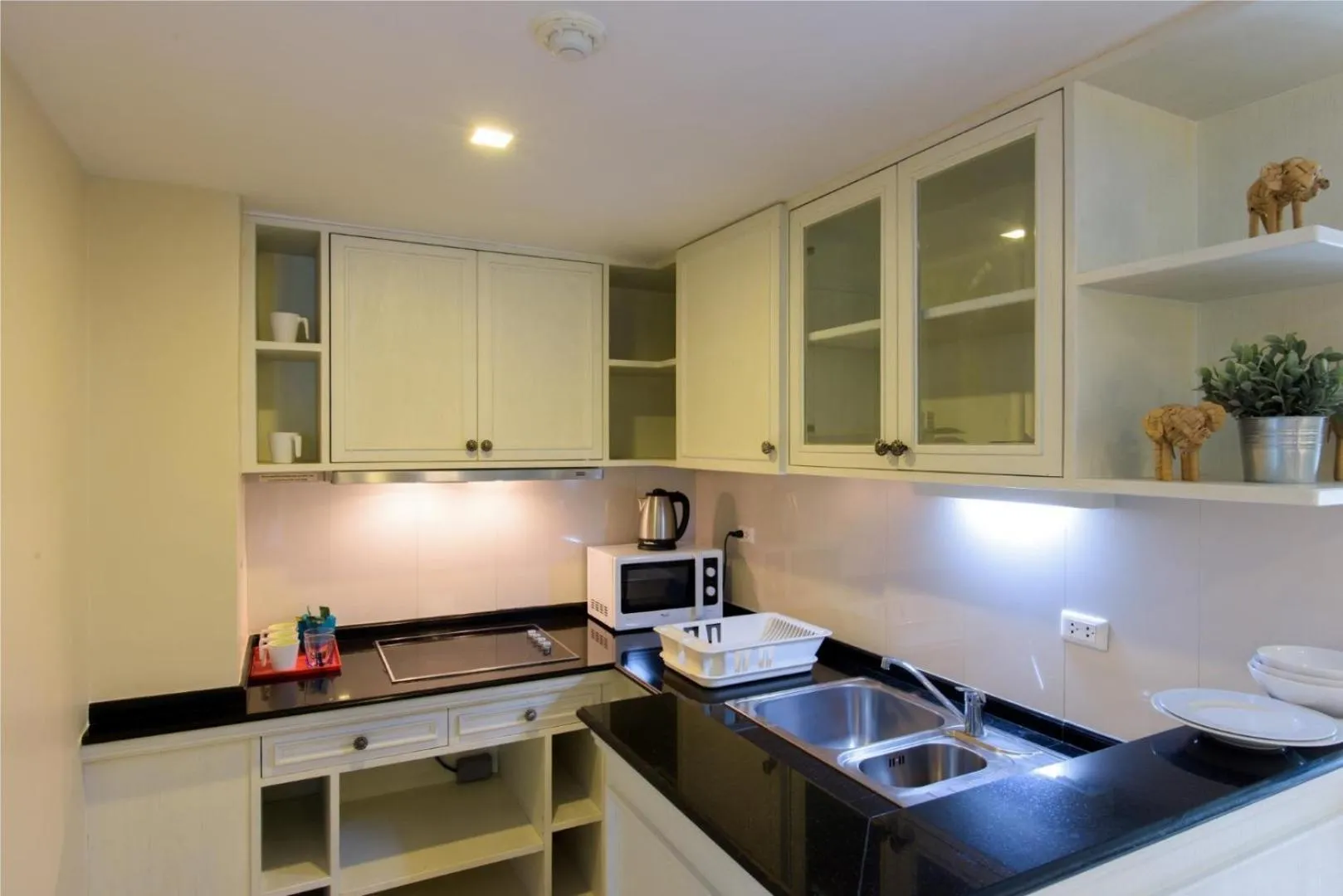 Kitchen or kitchenette in Sabai Sathorn Service Apartment