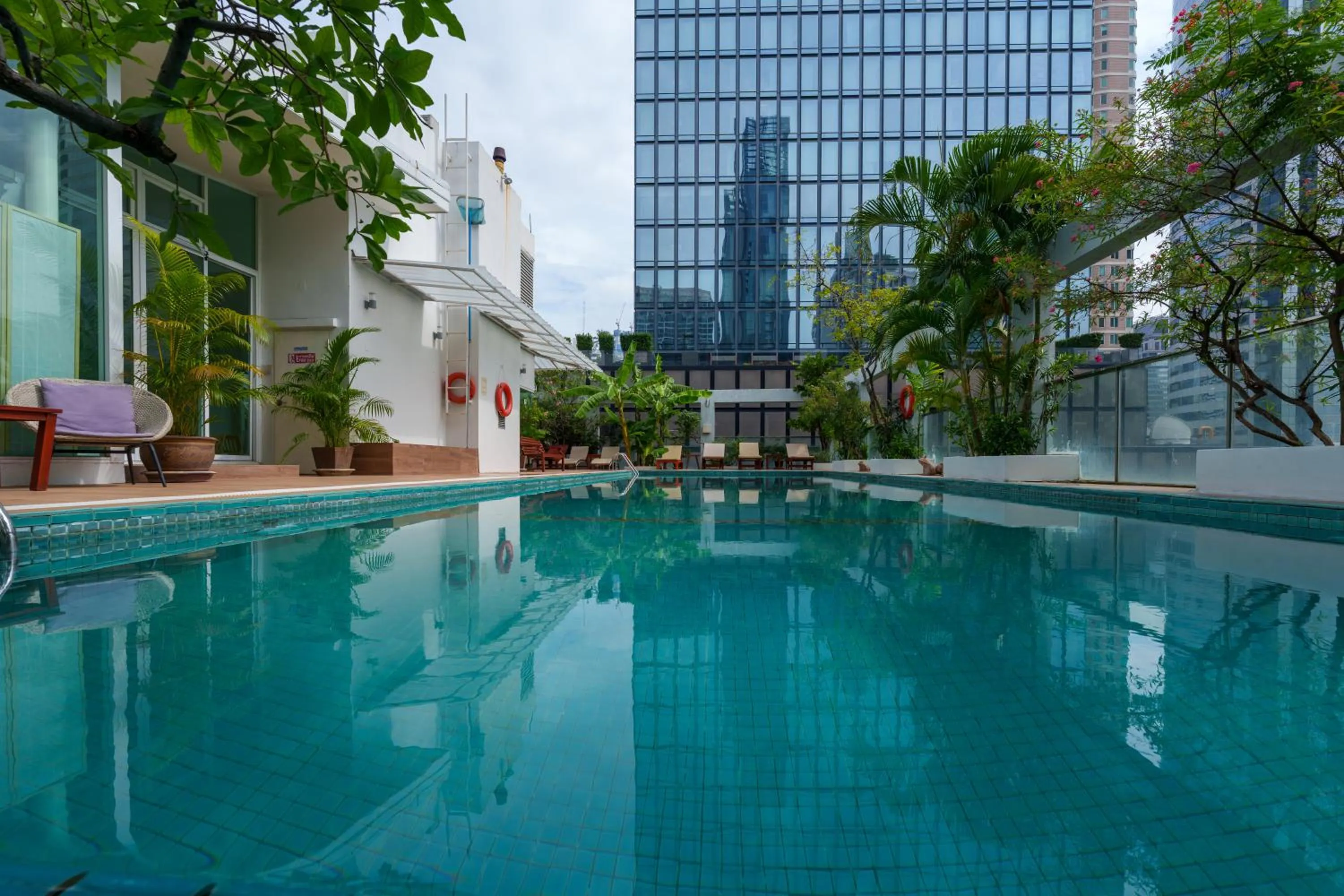 Swimming pool in Sabai Sathorn Service Apartment