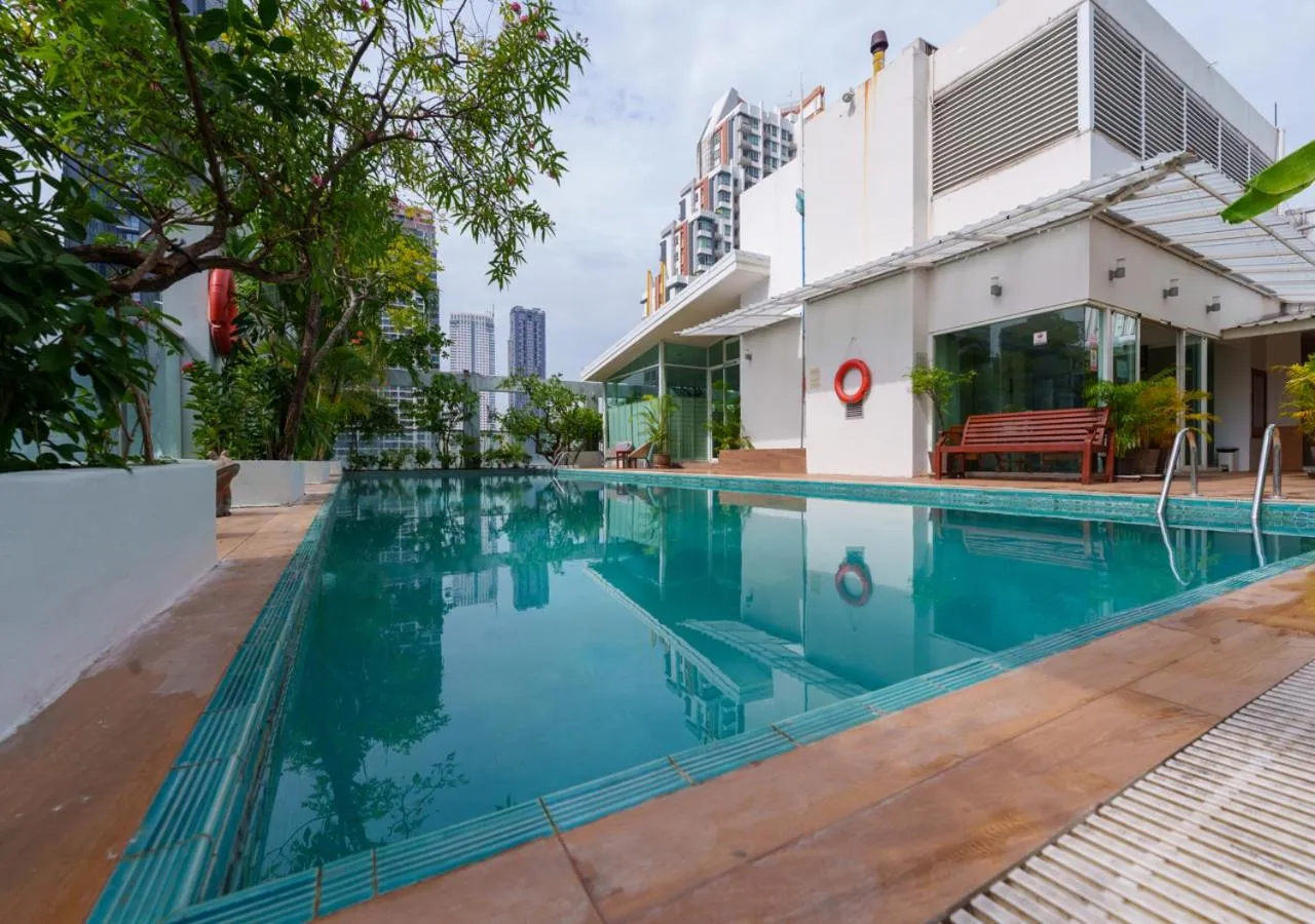 Swimming pool in Sabai Sathorn Service Apartment