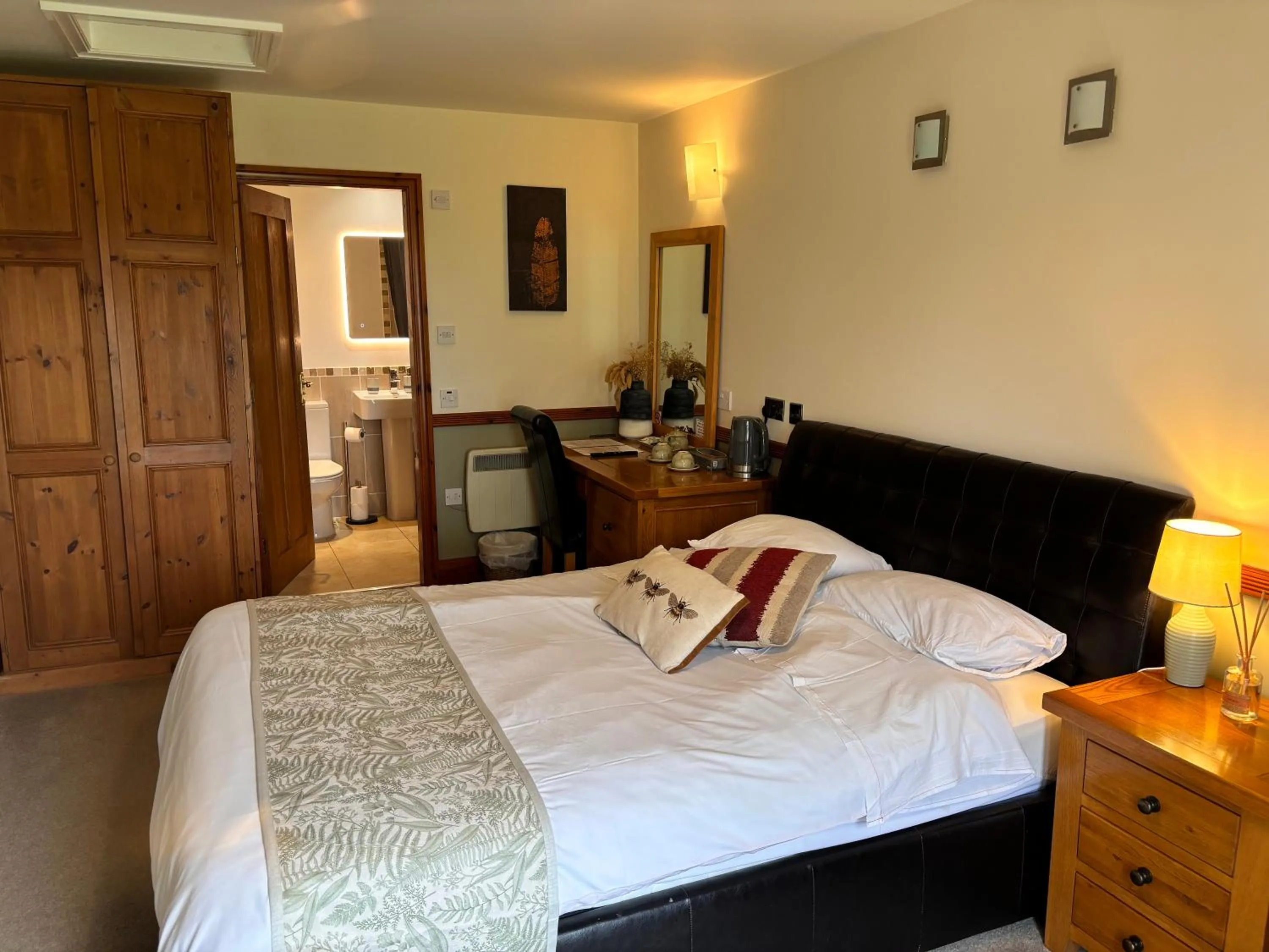 Photo of the whole room, Bed in Fernhill Hotel