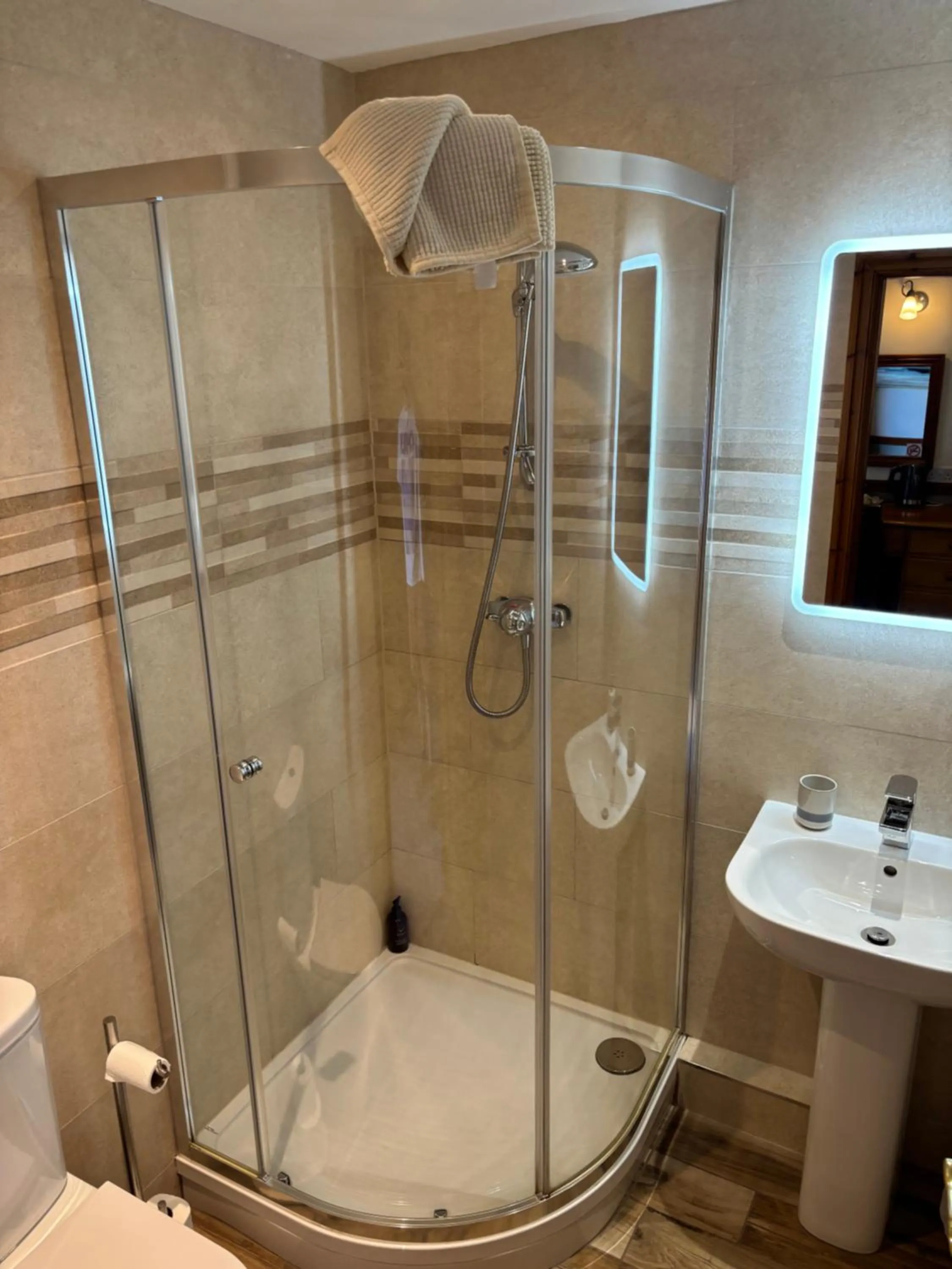 Shower in Fernhill Hotel