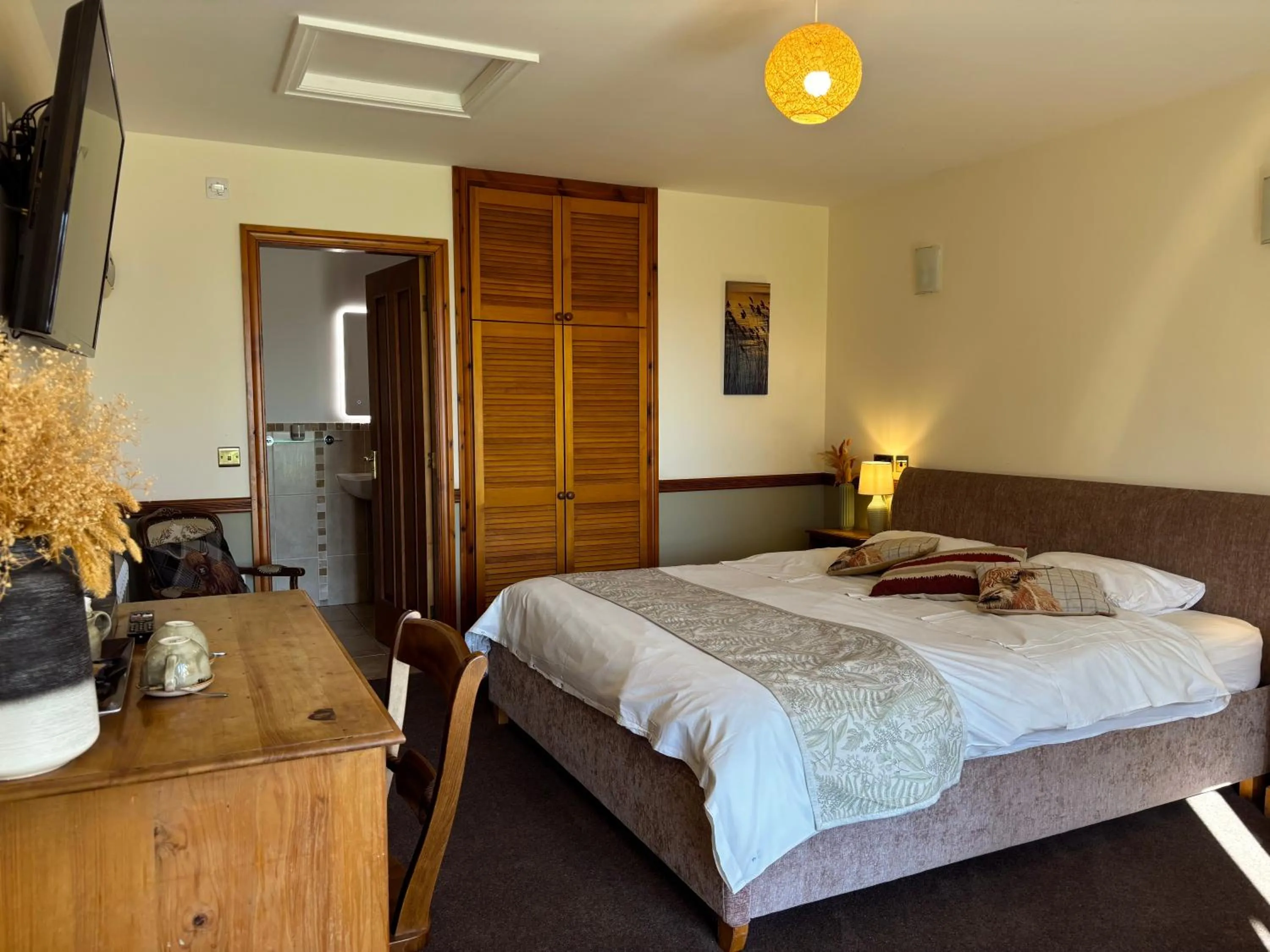 Photo of the whole room, Bed in Fernhill Hotel