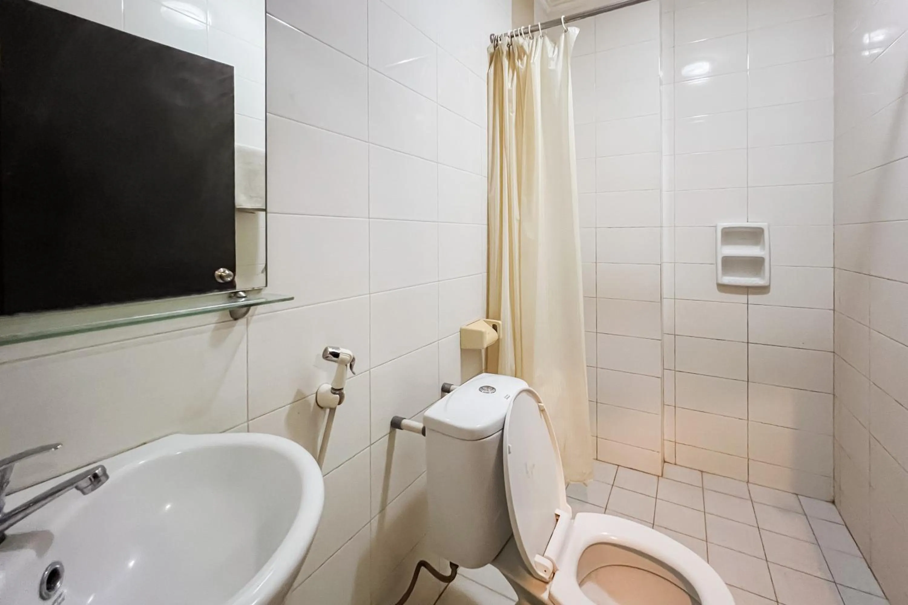 Bathroom in Urbanview Hotel Yasmin Makassar by RedDoorz