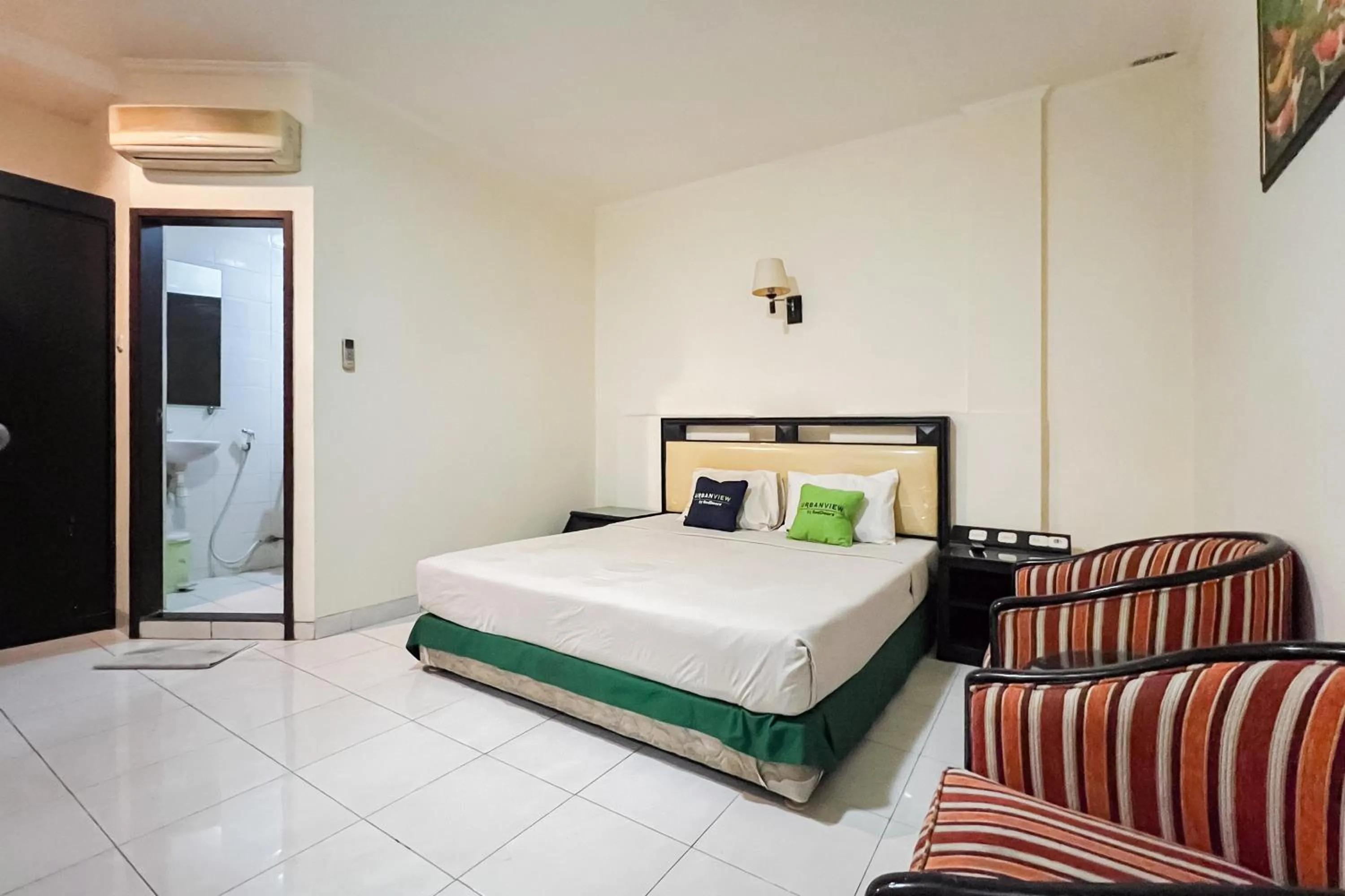 Bedroom, Bed in Urbanview Hotel Yasmin Makassar by RedDoorz